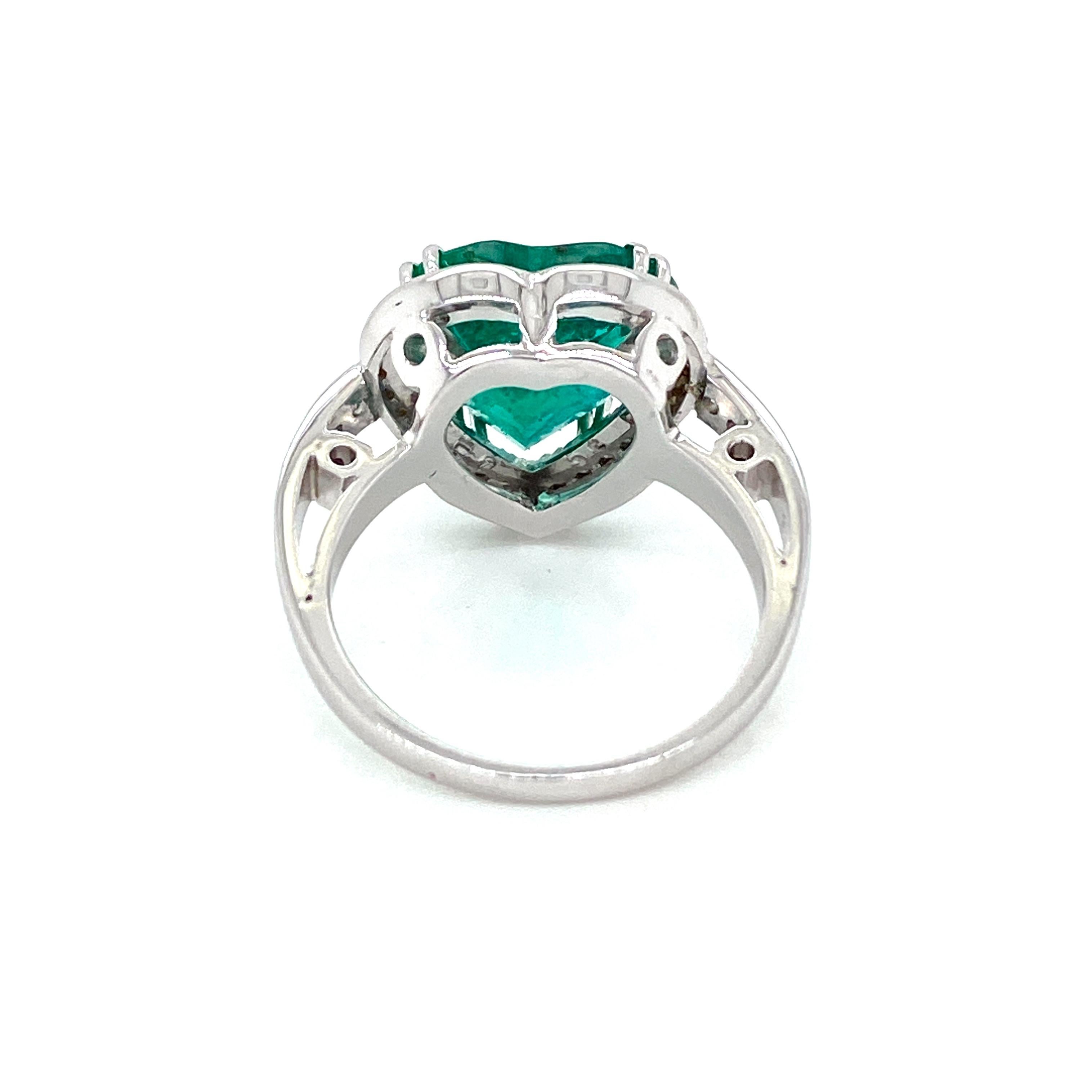 Estate 5.51 Carat Heart Colombian Emerald Diamond Gold Ring In Excellent Condition In Napoli, Italy