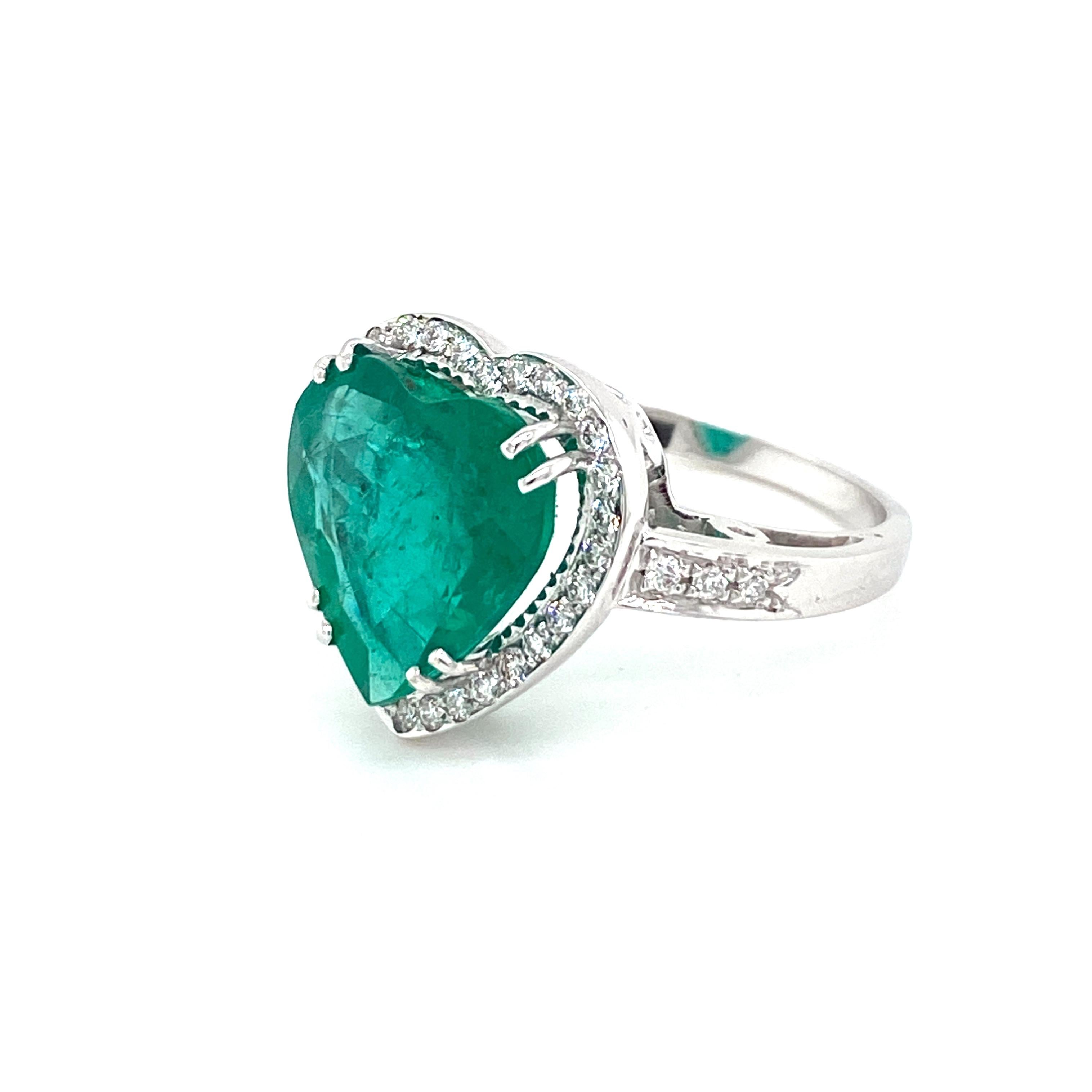 Women's or Men's Estate 5.51 Carat Heart Colombian Emerald Diamond Gold Ring
