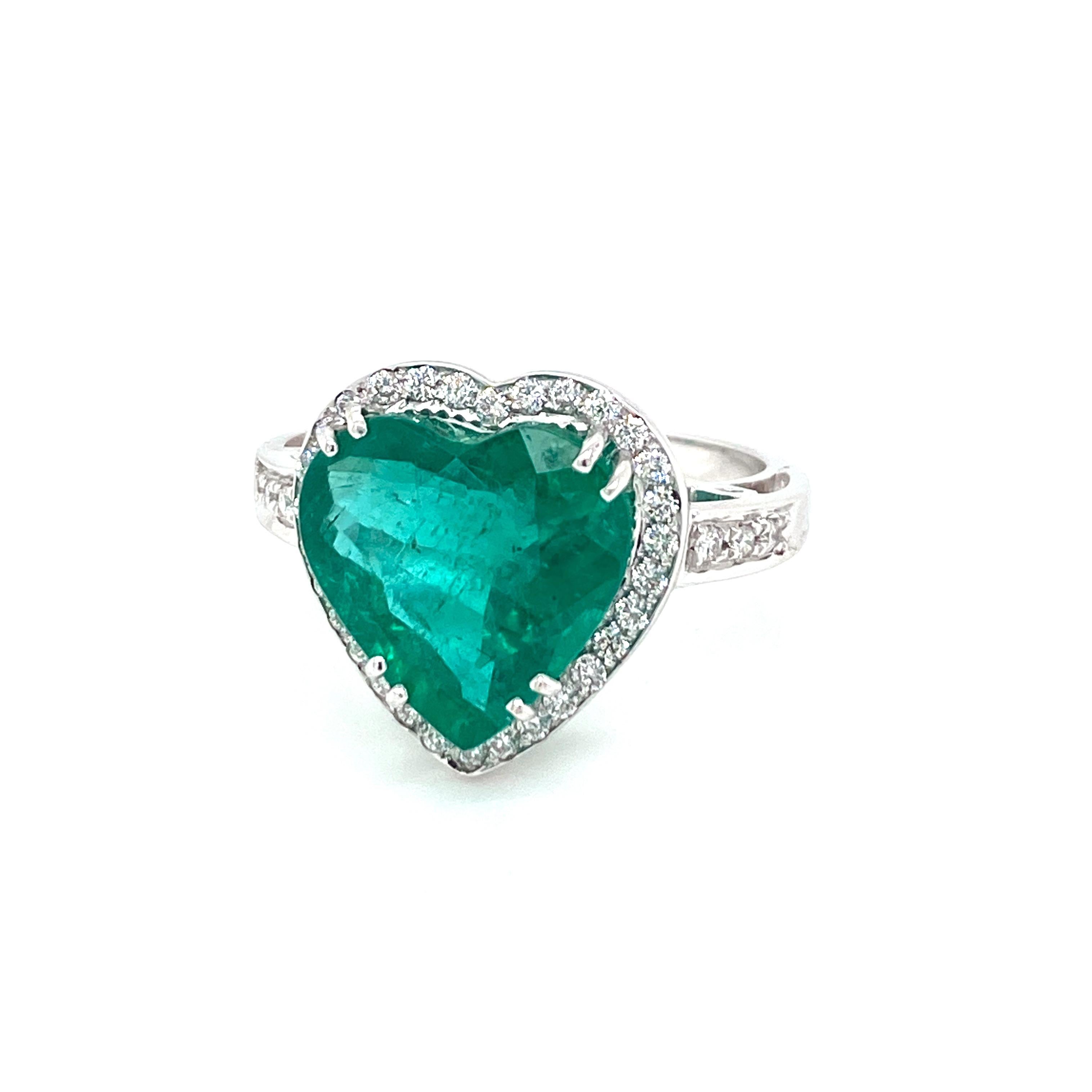 Estate 5.51 Carat Heart Colombian Emerald Diamond Gold Ring 2