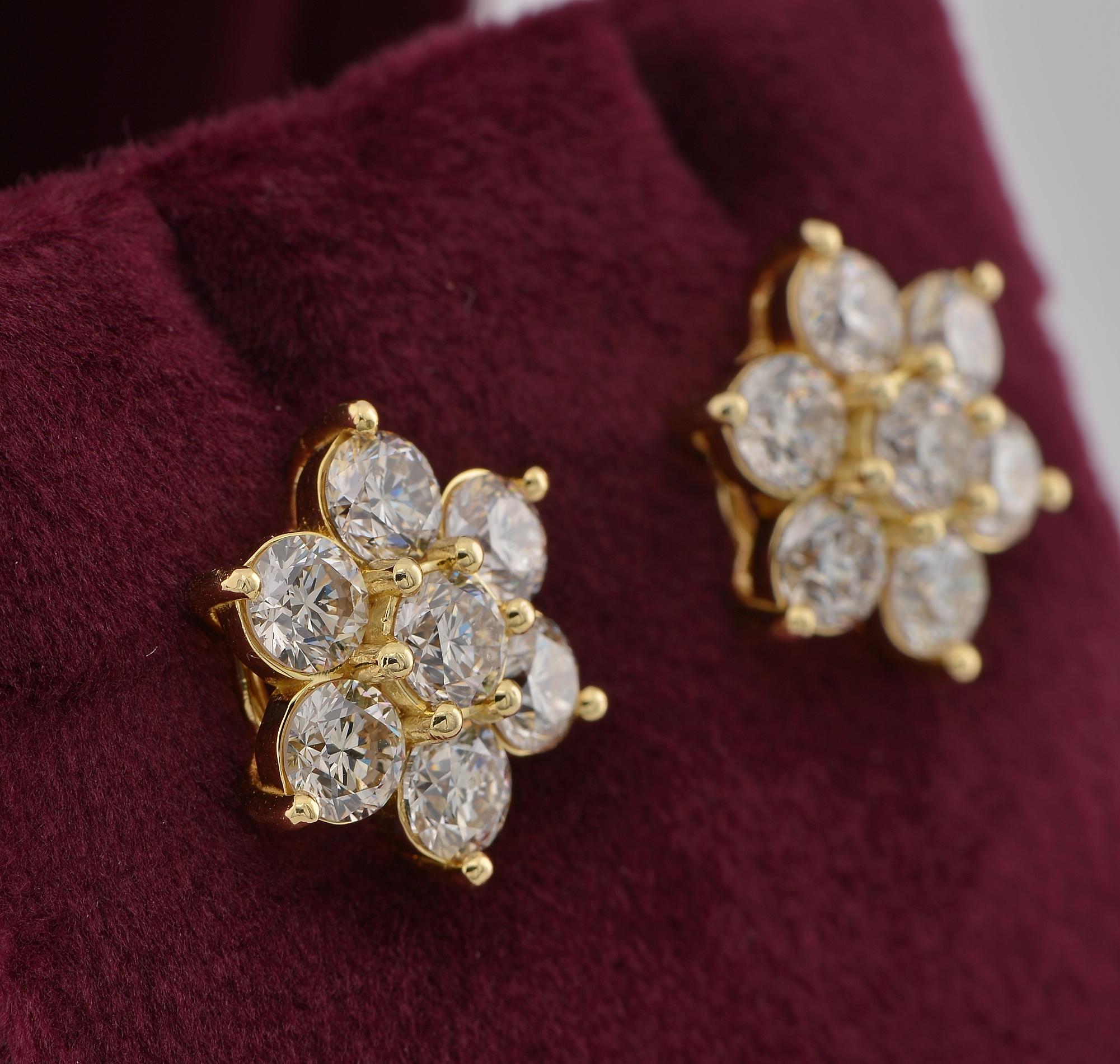 Estate 5.62 Ct Brilliant Cut Diamond Cluster Earrings In Excellent Condition For Sale In Napoli, IT