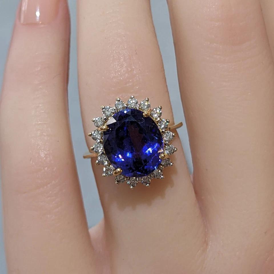 5 carats Oval Tanzanite Ring with Diamond in 18k Yellow Gold

Tanzanite and Diamond Ring features an Oval Brilliant cut Tanzanite that is very clean and lively surrounded by a halo of Round Brilliant cut Diamonds, all set in 18k Yellow Gold.

Total