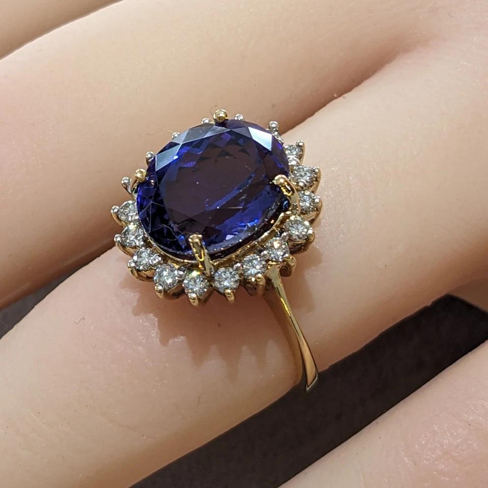 Estate 5cts Oval Tanzanite Ring with Halo Diamonds in 18k Yellow Gold In Excellent Condition For Sale In La Jolla, CA