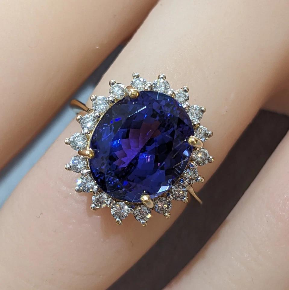 Estate 5cts Oval Tanzanite Ring with Halo Diamonds in 18k Yellow Gold For Sale 1