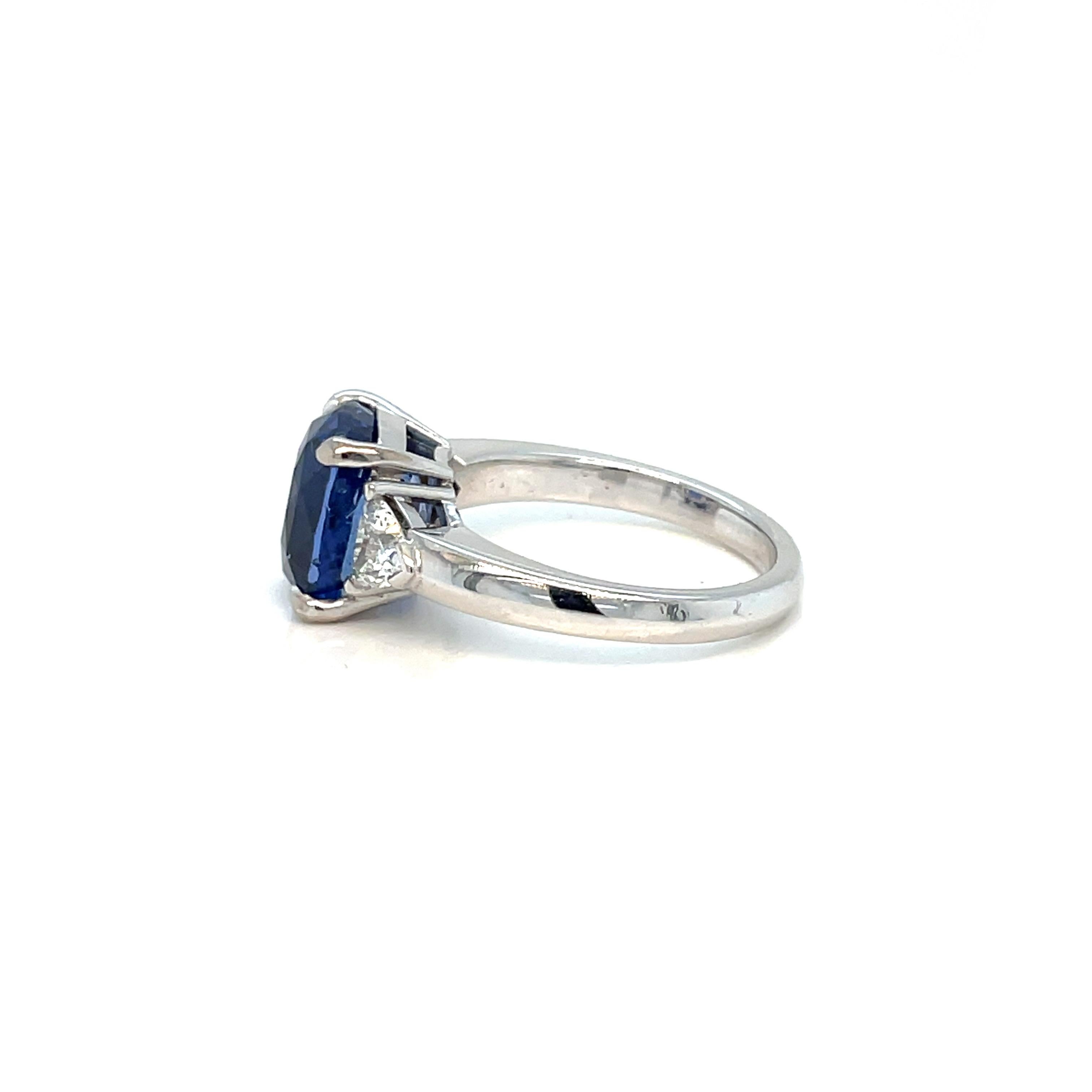 An exquisite ring set in 18k white gold, contemporary, featuring a vivid blu 6,0 ct cushion cut Ceylon Unheated Sapphire, surrounded by 2 Diamonds triangle cut, 0,40 ct each for a total weight of 0,80, graded G/H color Vvs1.
The Emerald is graded