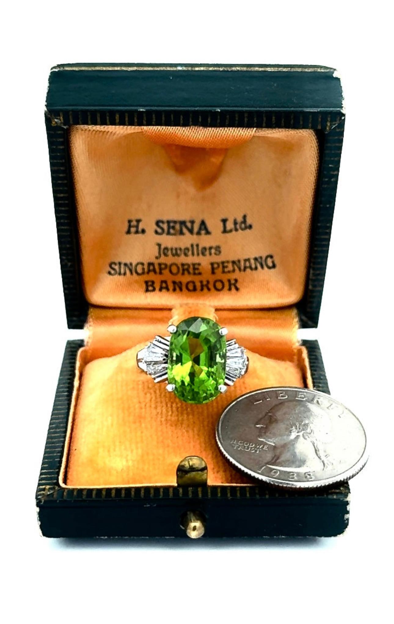 Anillo Estate, 1 Peridoto Oval 6,32 ct,  6 Diamantes talla baguette 0,35 cttw H-I SI1-SI2, Platino 7,30g

Tipo de joya : Anillo
Tipo de metal : Platino 7,30
Peso del metal : 7,30 gramos
Tamaño del anillo : 6
Marca : Estate
Periodo : Moderno Años
