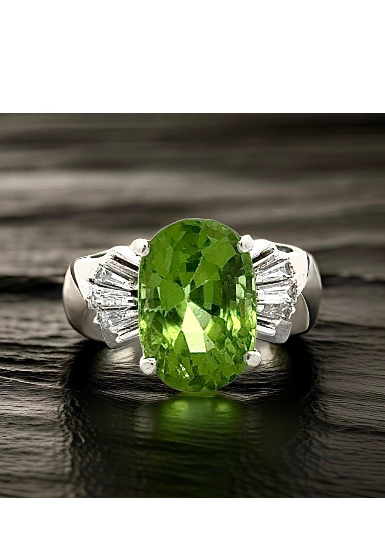 Anillo de platino con peridoto de 6,32 quilates y diamantes de 0,35 quilates Corte oval en venta