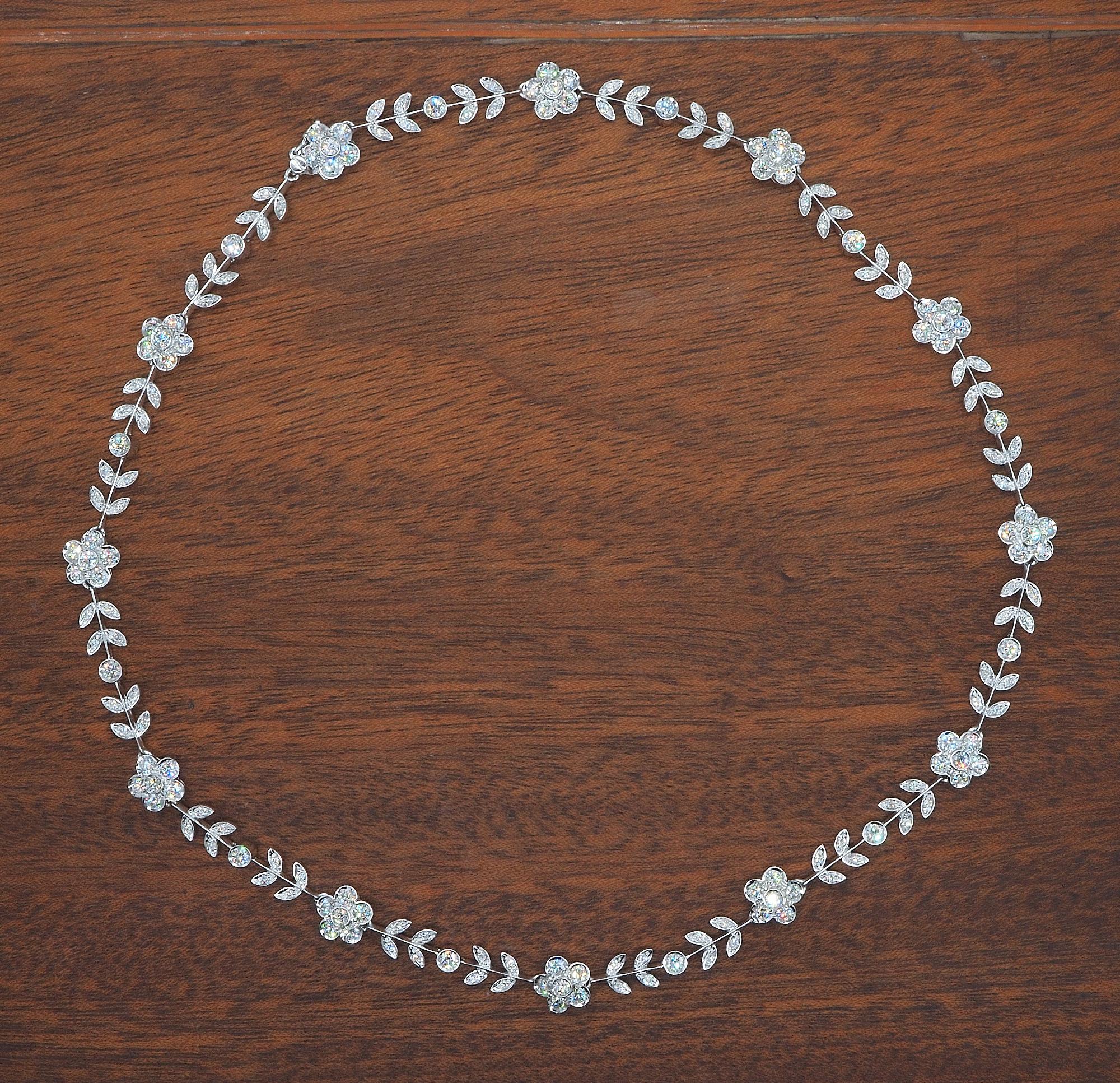 Contemporary Estate 6.50 Ct G VVS Diamond Flower Leaf 18 Kt Necklace For Sale