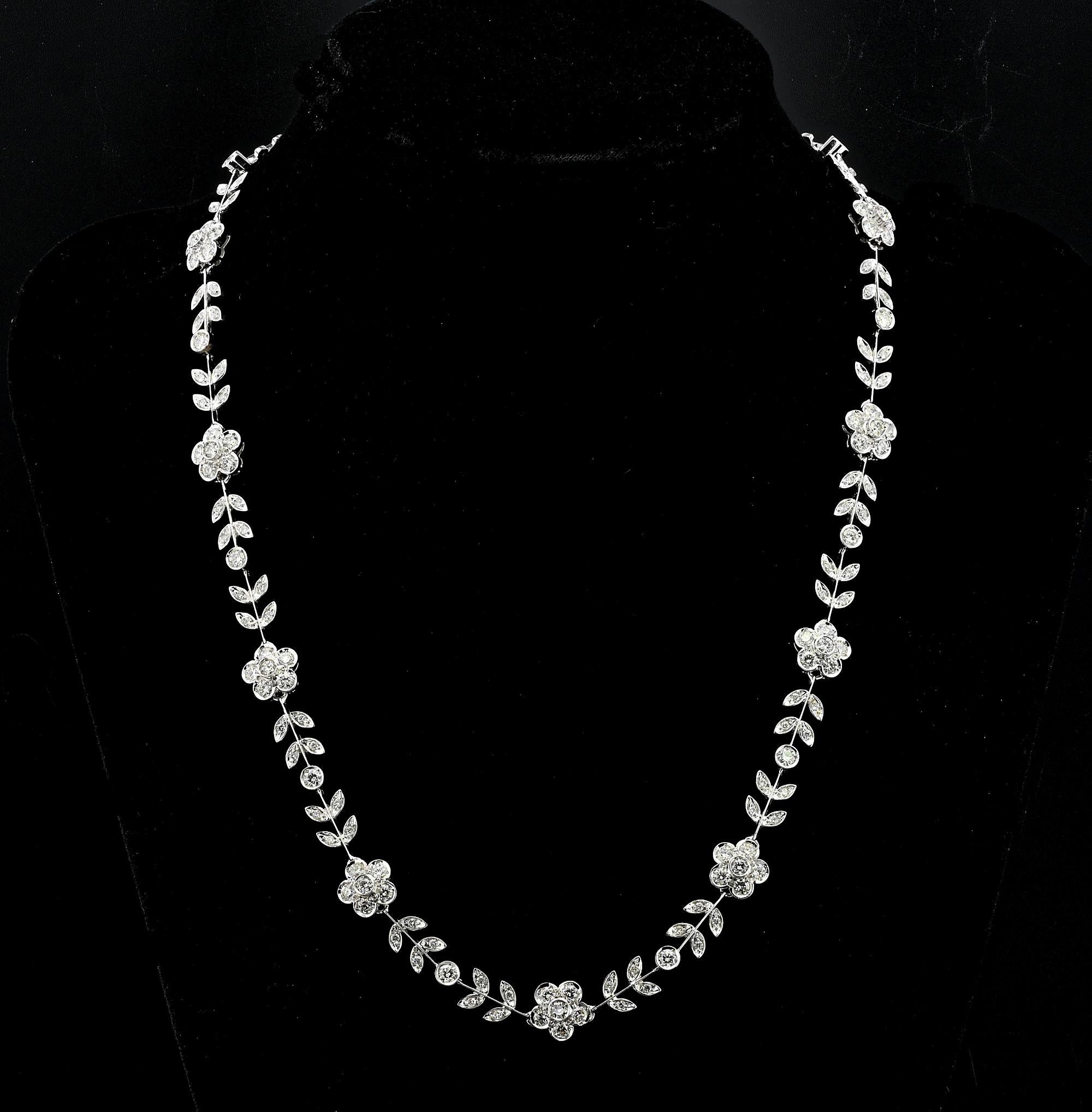 Brilliant Cut Estate 6.50 Ct G VVS Diamond Flower Leaf 18 Kt Necklace For Sale