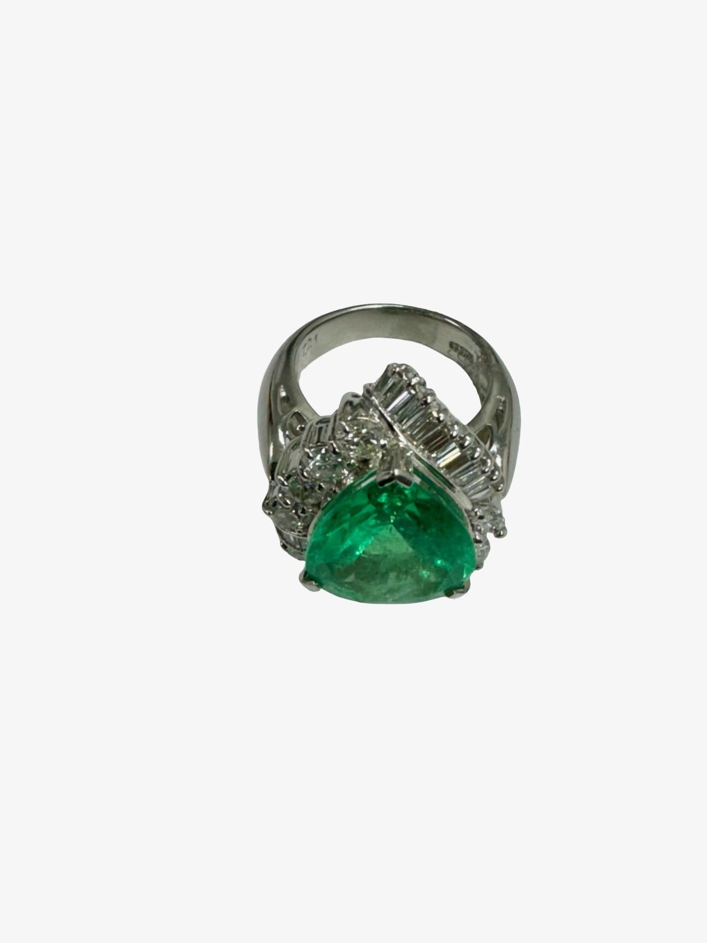 Este anillo de platino con esmeralda y diamantes pesa unos considerables 17 gramos. Bonito y robusto, el anillo tiene una esmeralda central que pesa 7,21 quilates (exactamente). La esmeralda está facetada en una elegante pera y engarzada con