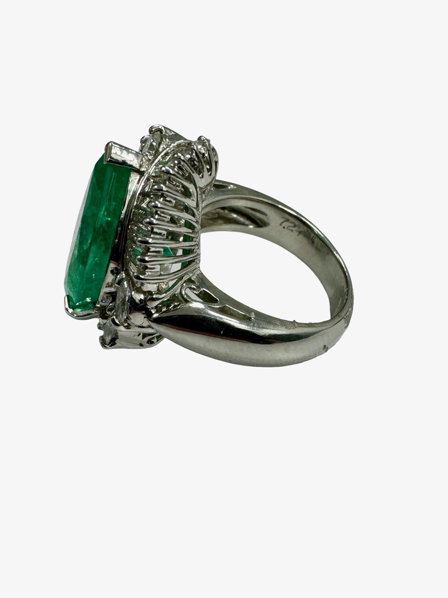 Anillo de cóctel con halo de diamantes y esmeralda colombiana pera de 7,21 ct con certificado GIA Corte pera en venta