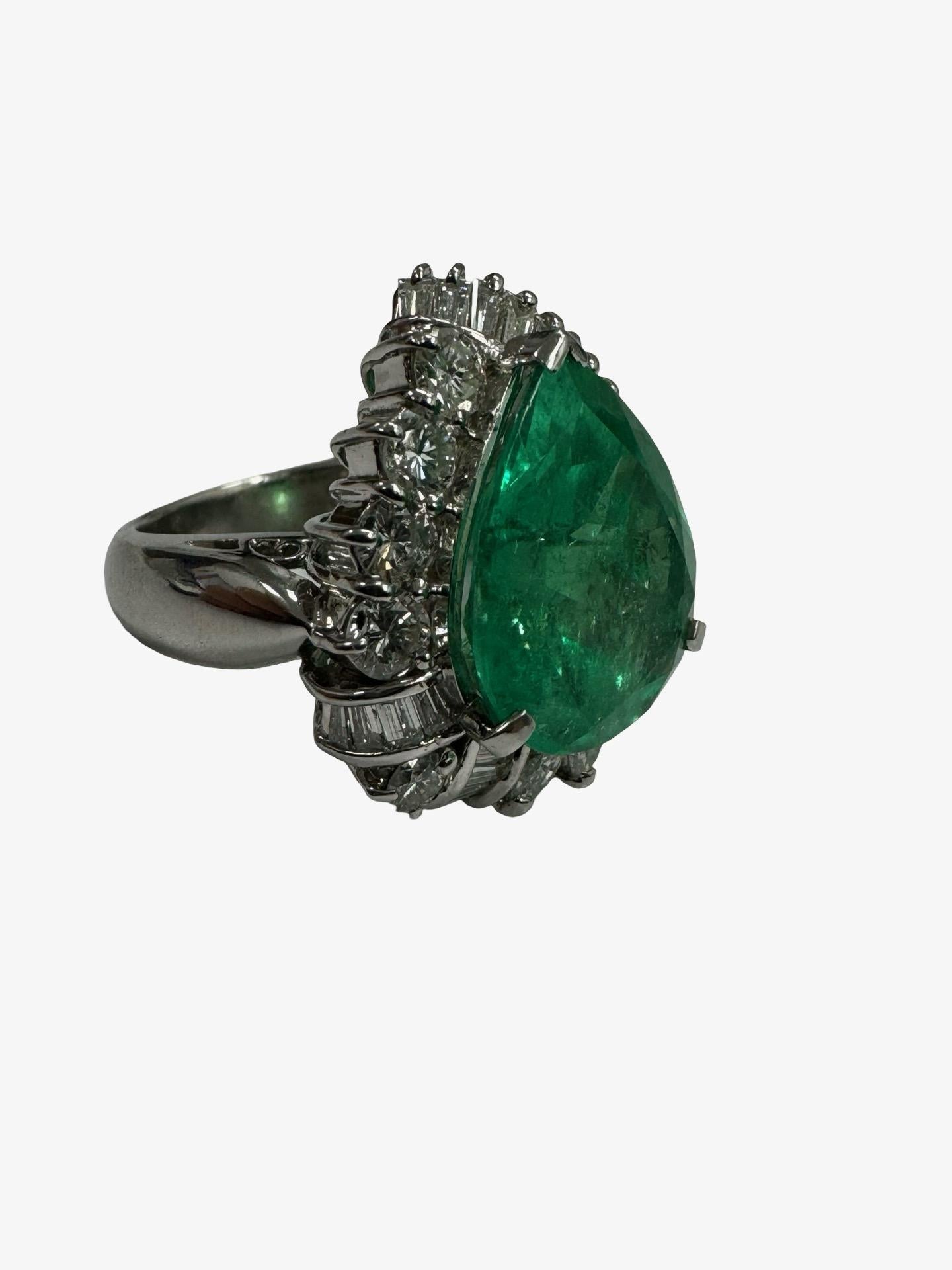 Anillo de cóctel con halo de diamantes y esmeralda colombiana pera de 7,21 ct con certificado GIA en Excelente estado para la venta en Los Angeles, CA