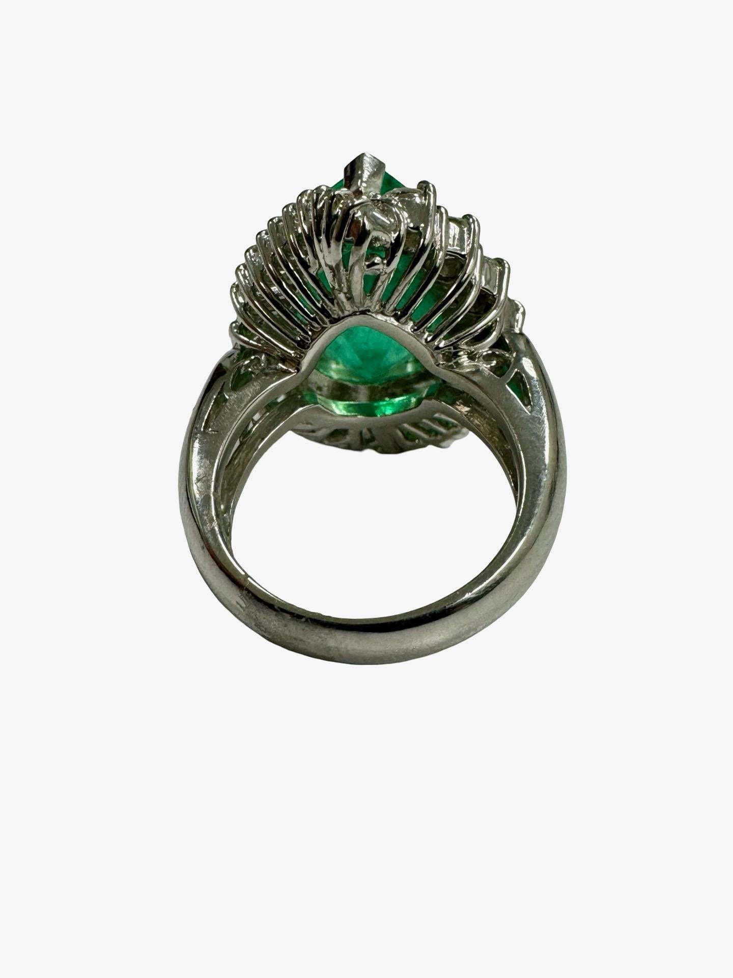 De las mujeres Anillo de cóctel con halo de diamantes y esmeralda colombiana pera de 7,21 ct con certificado GIA en venta