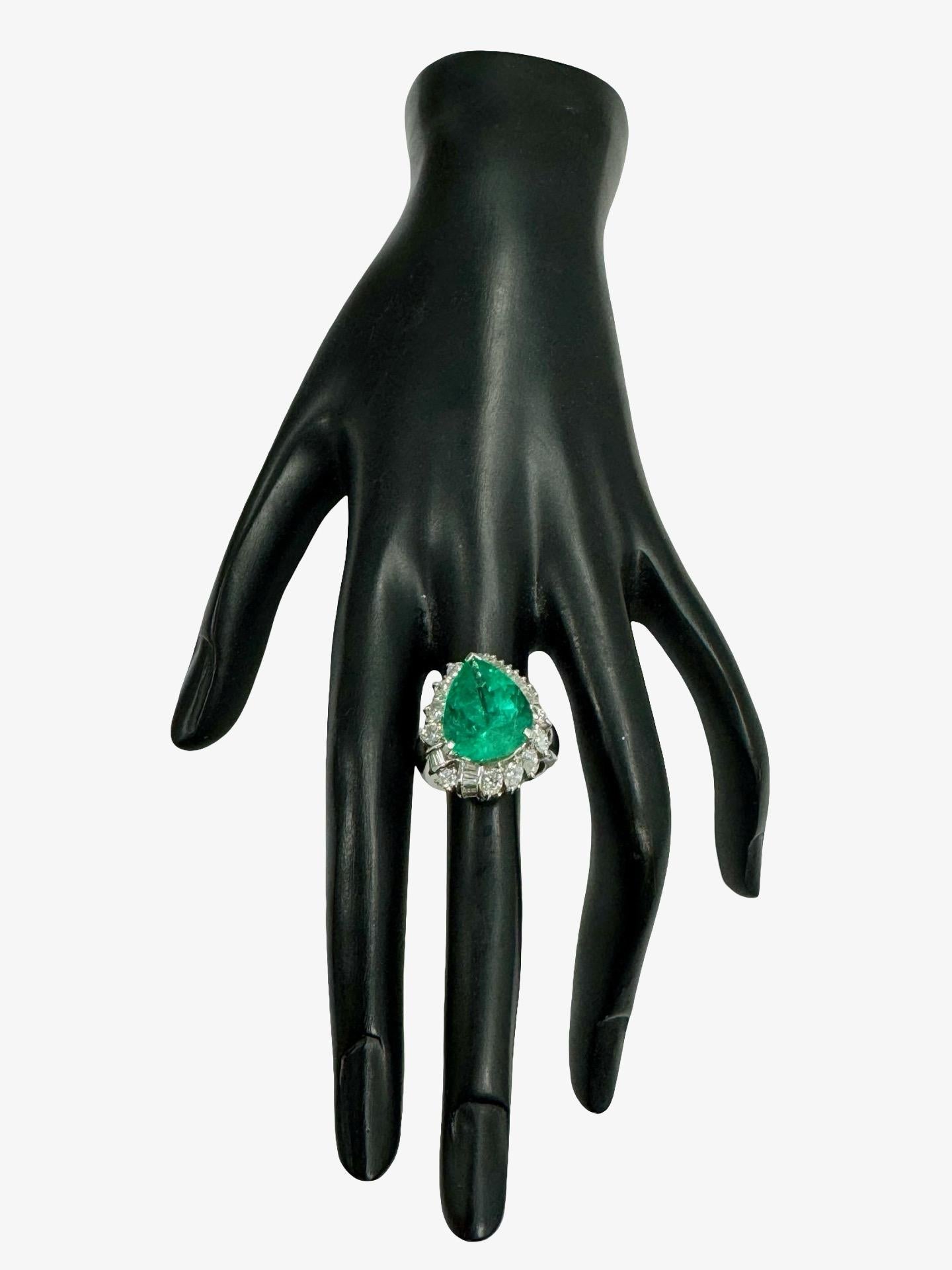 Anillo de cóctel con halo de diamantes y esmeralda colombiana pera de 7,21 ct con certificado GIA en venta 1