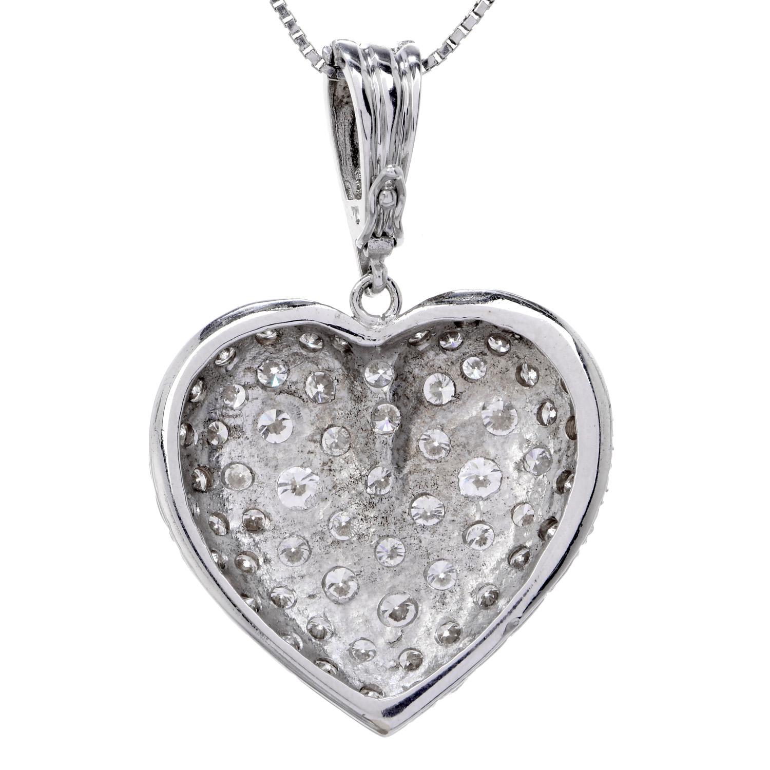 Taille ronde Pendentif grappe en forme de cœur en or 18 carats avec diamants de 7,50 carats (succession) en vente