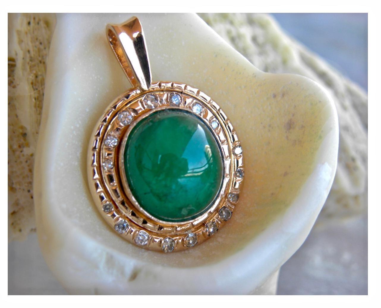 This stunning victorian stylish pendant feature one genuine 100% natural Colombian cabochon emerald.
This quality cabochon emerald weigh 7.58 carat. There are 7 diamonds sitting above the emerald and 10 under, sparkling white diamonds totaling 0.20