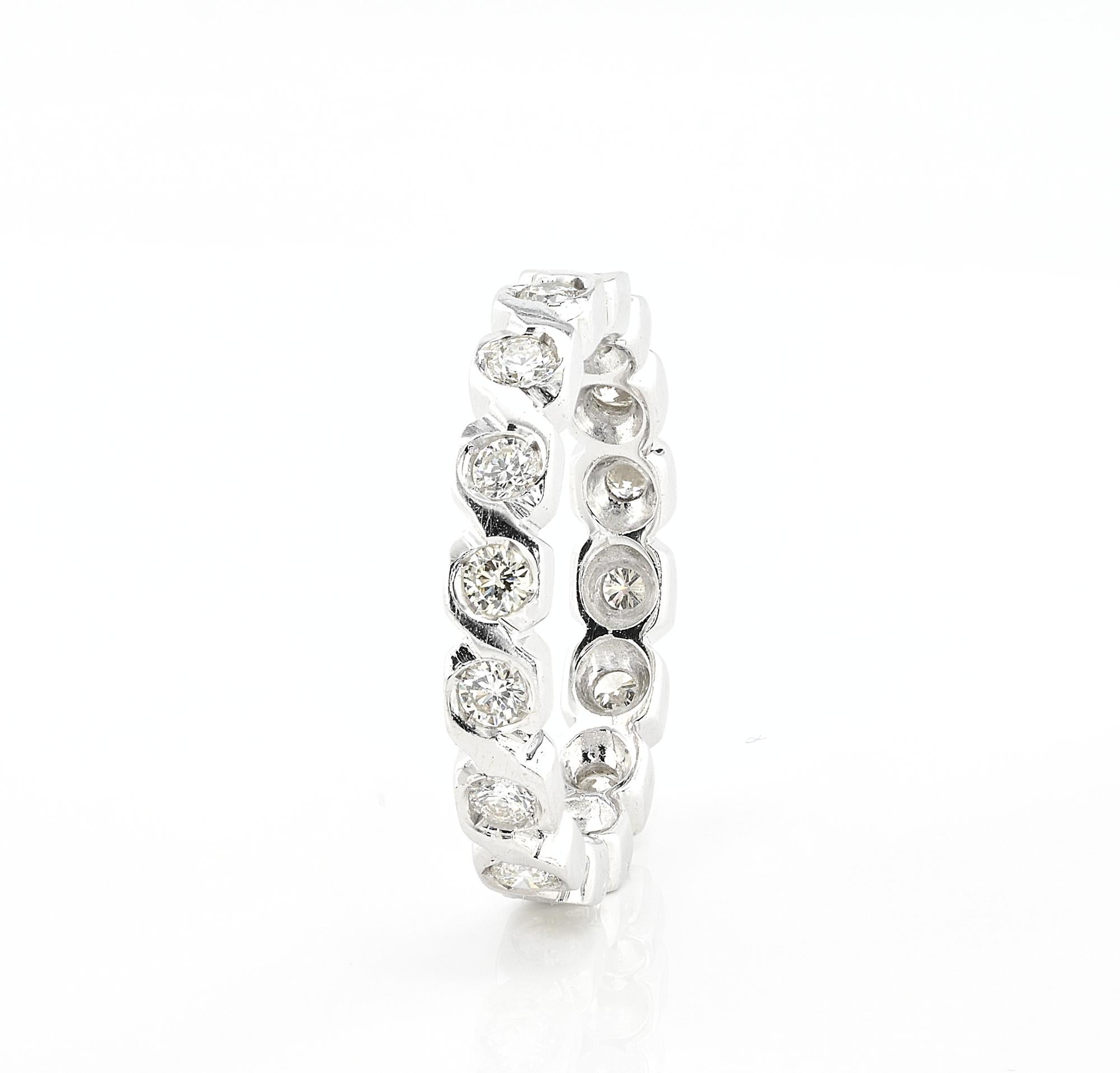 Estate .80 Ct Diamond Eternity Ring 18 KT In Excellent Condition For Sale In Napoli, IT