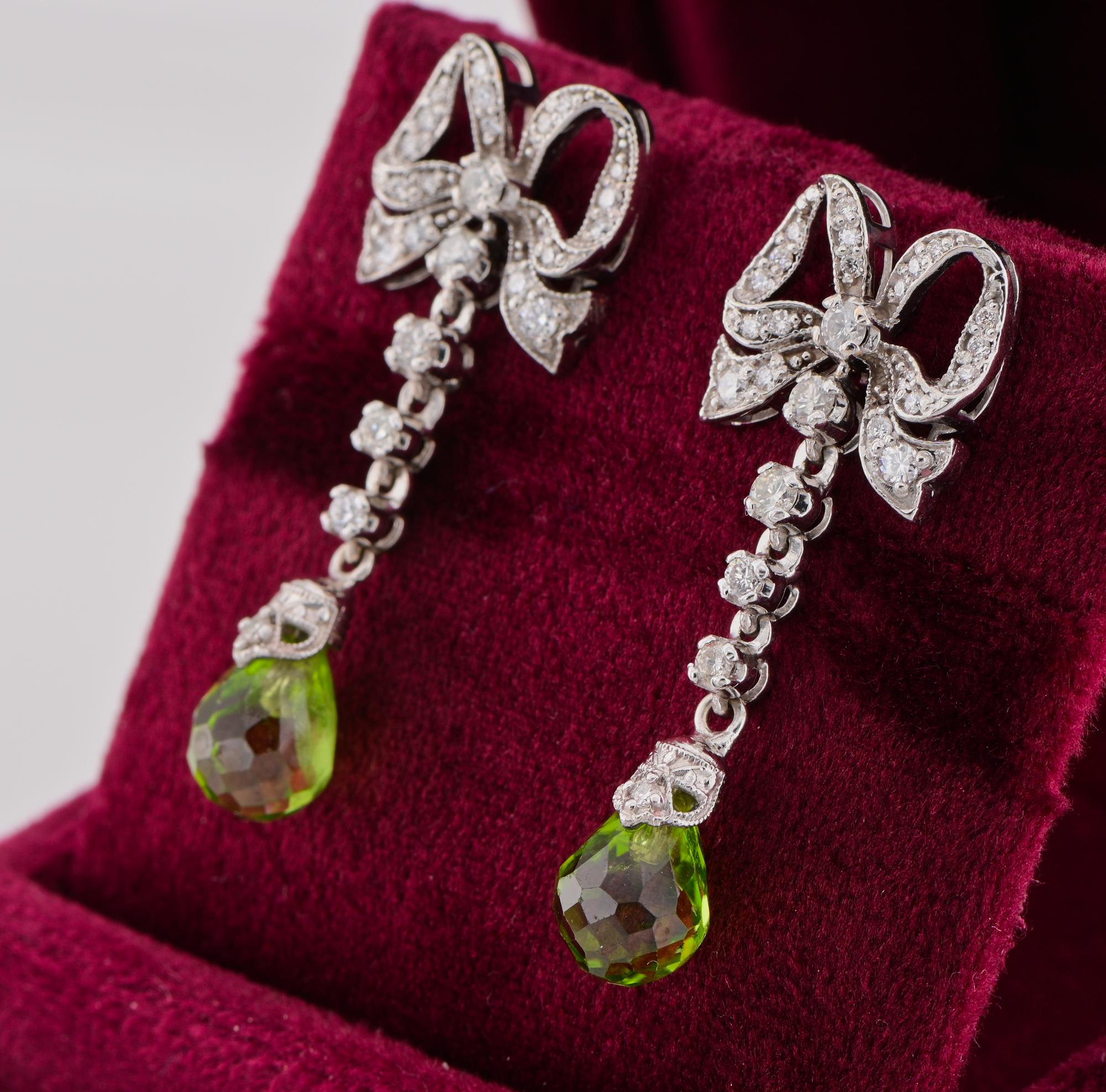 Estate 8.0 Ct Peridot 1.40 CT Diamond Bow Drop Platinum Earrings In Good Condition For Sale In Napoli, IT