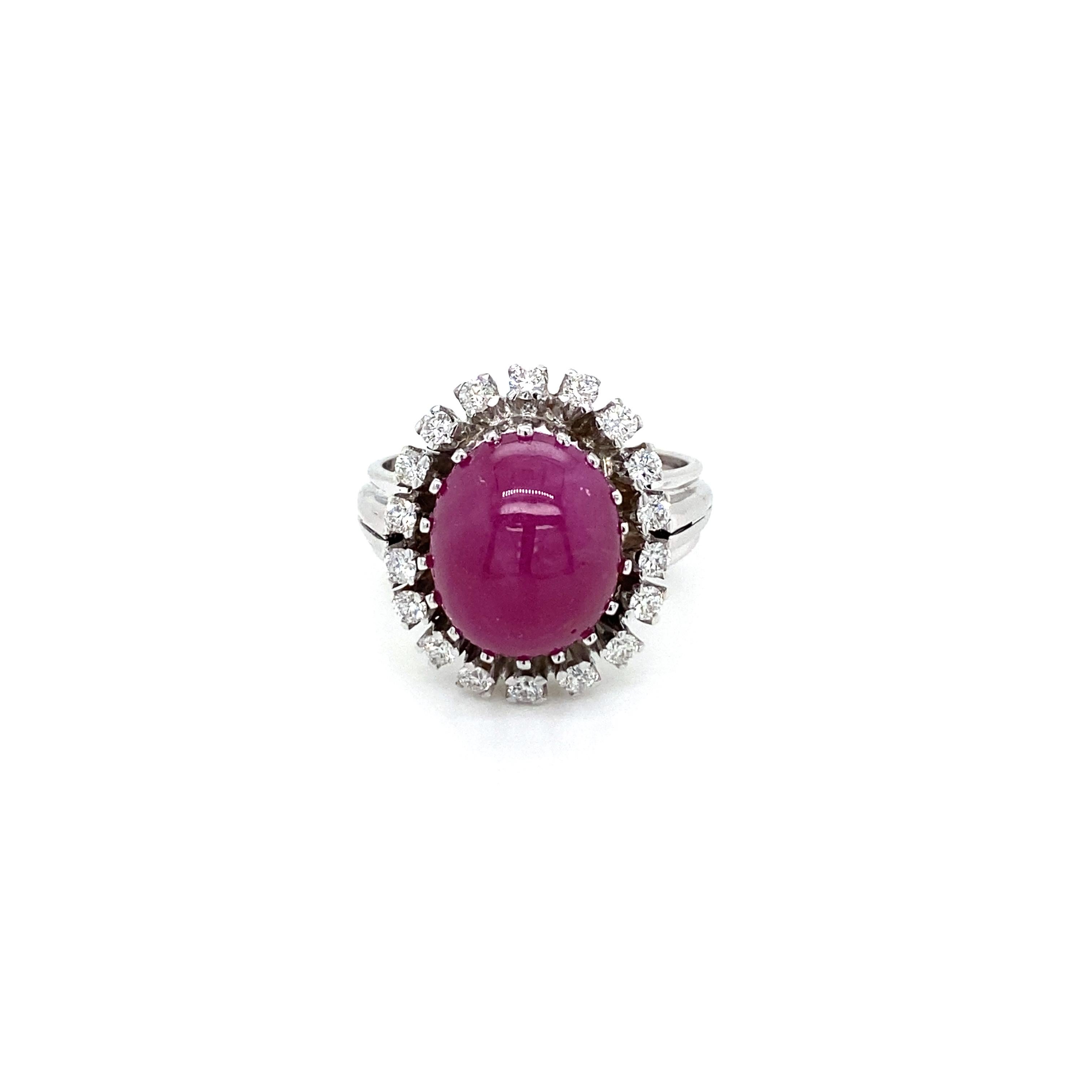 Cette magnifique bague de cocktail est sertie au centre d'un grand rubis naturel cabochon, de forme parfaitement ovale de couleur rouge intense. Poids 8,50 ct. entouré de 0,50 de diamants incolores ronds de taille brillant de couleur G VVS.

Les