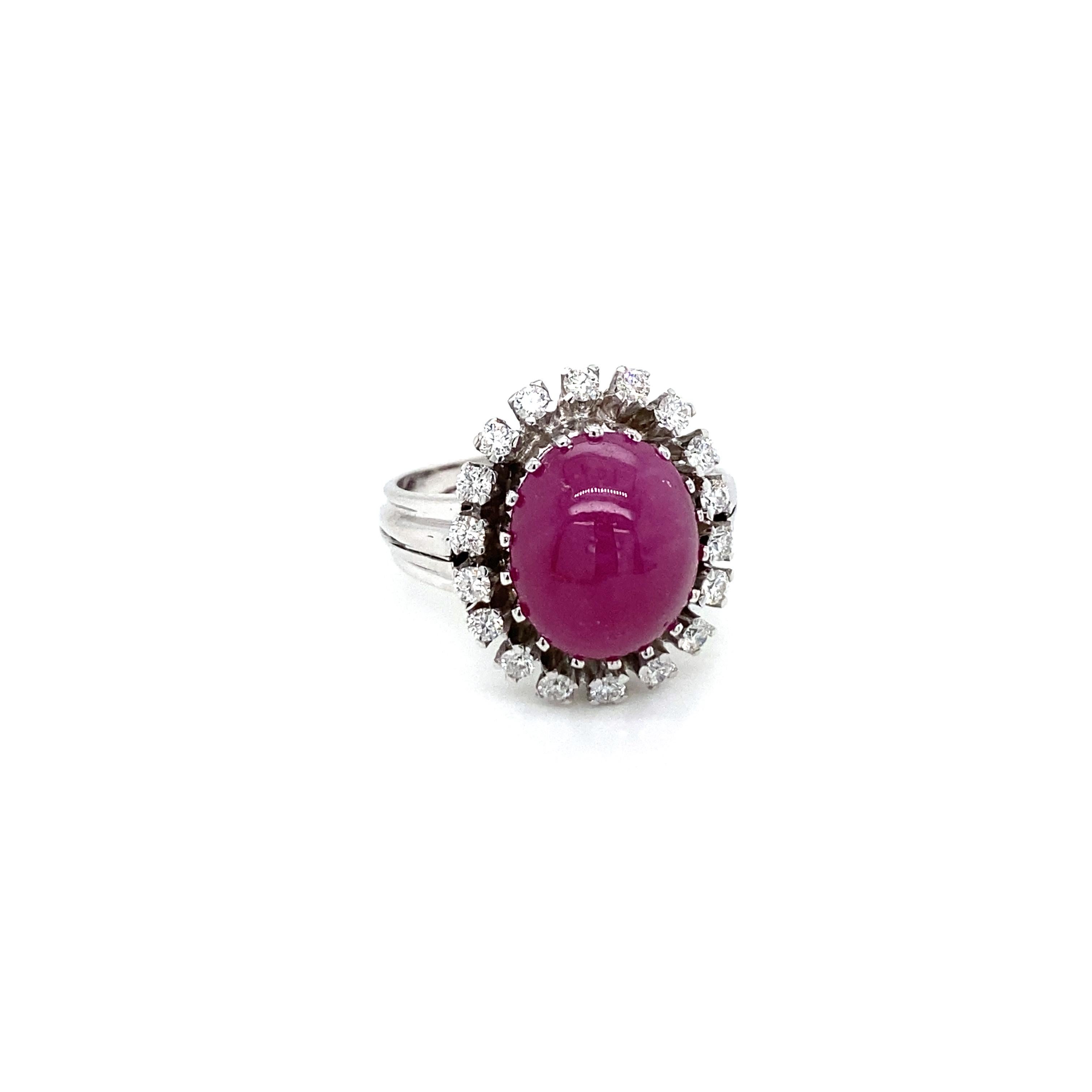 Estate 8.50 Carat Natural Ruby Cabochon Diamond Ring In Excellent Condition For Sale In Napoli, Italy