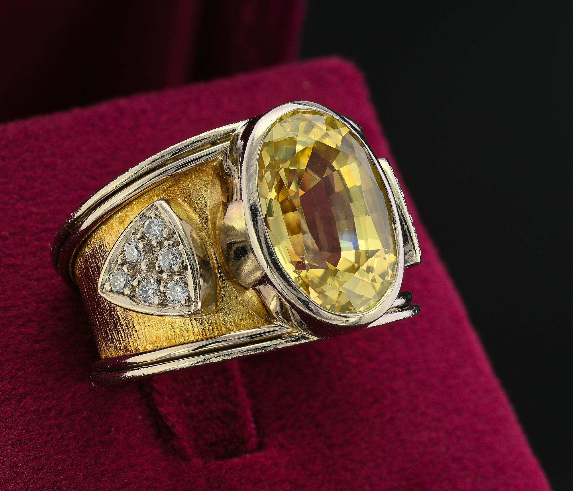 Estate 8.95 Ct Natural Yellow Sapphire Diamond English 18 KT Ring In Good Condition For Sale In Napoli, IT