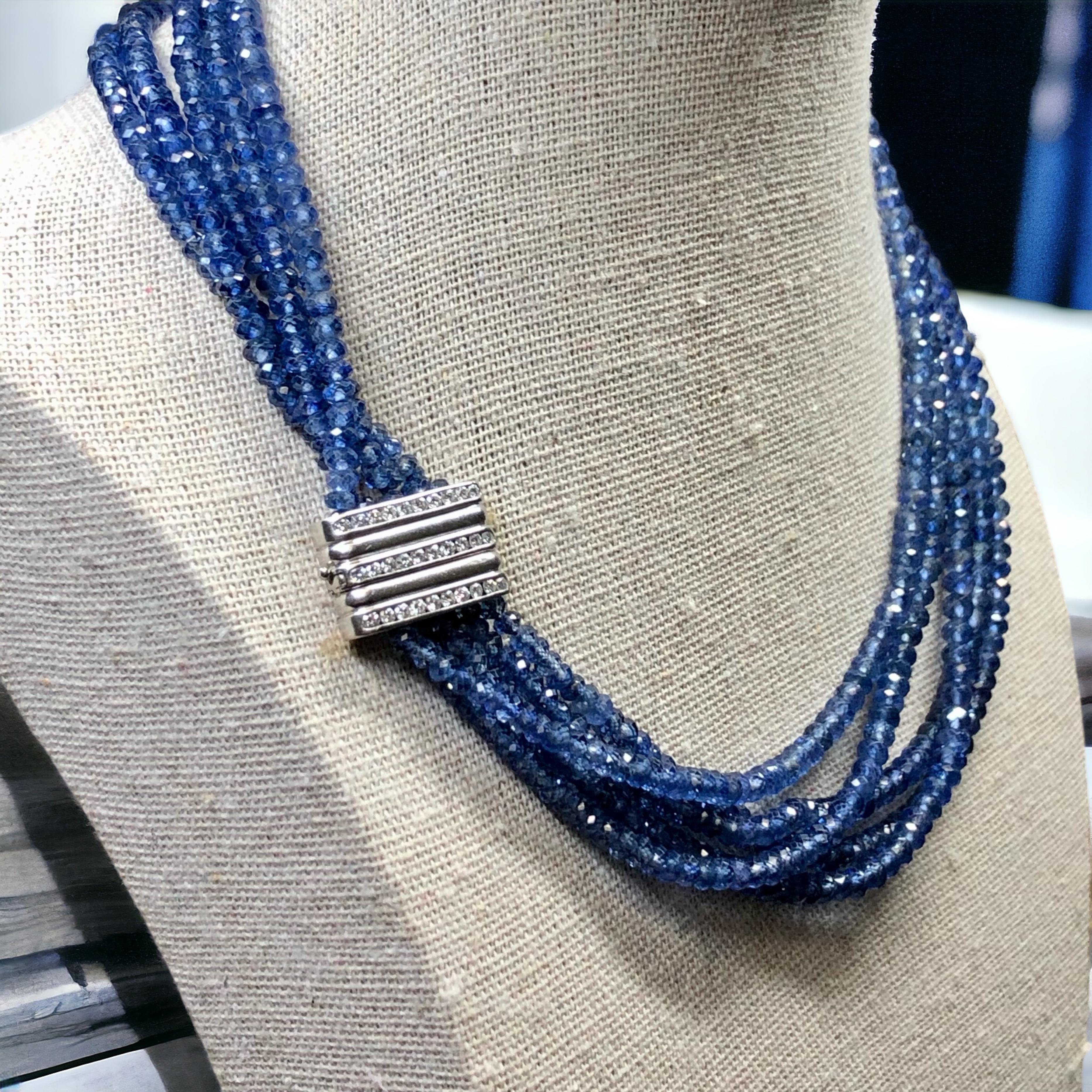 Un increíble collar de zafiros y diamantes facetados de varias vueltas de Adler's de Nueva Orleans. El cierre es de pesado oro blanco de 18 quilates y está engastado con aproximadamente 0,60 ctw de diamantes redondos de claridad F-G Vs1+, que