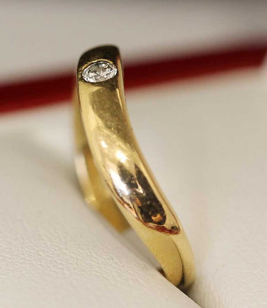 Estate age 14ct gold and single stone diamond wedding band, engagement ring.

Lovely wave shaped front engagement ring with a .13ct diamond set in 14k gold.
