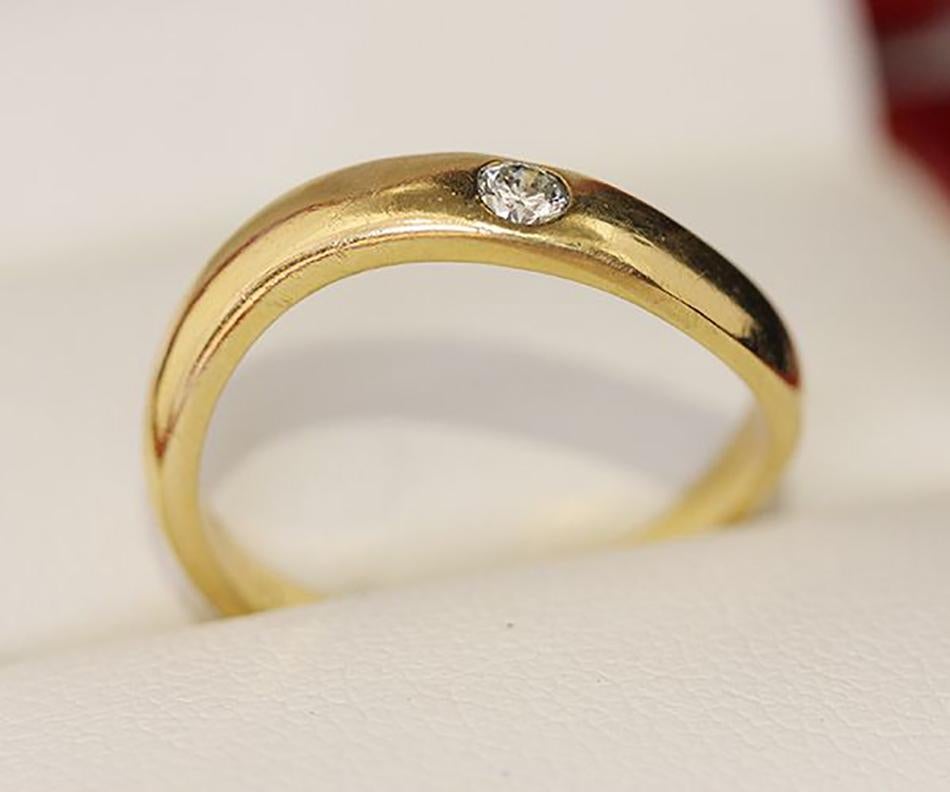 Round Cut Estate age 14ct gold and single stone diamond wedding band. For Sale