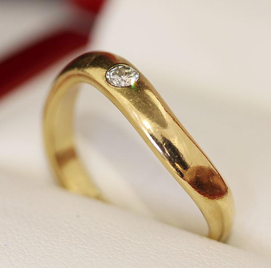 Estate age 14ct gold and single stone diamond wedding band. In Good Condition For Sale In BALMAIN, NSW