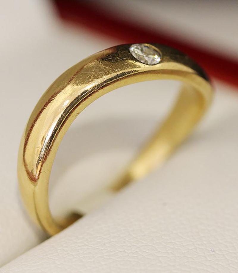 Women's Estate age 14ct gold and single stone diamond wedding band. For Sale
