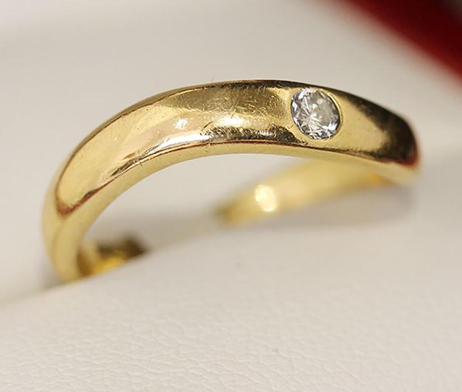 Estate age 14ct gold and single stone diamond wedding band. For Sale 2