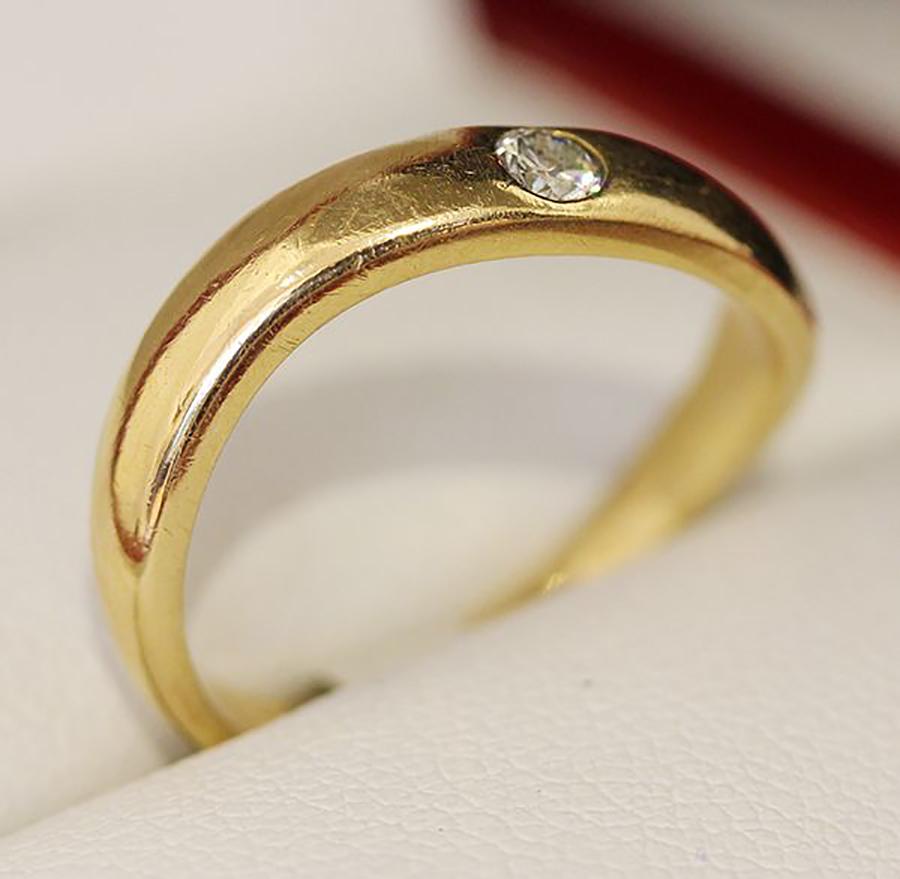 Estate age 14ct gold and single stone diamond wedding band. For Sale 3