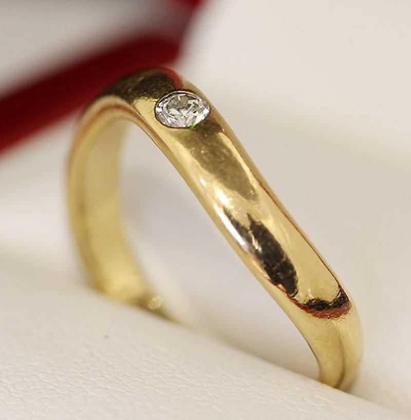 Estate age 14ct gold and single stone diamond wedding band. For Sale 4