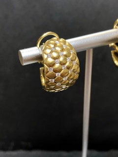 Estate Aletto & Co 18K Huggie-Ohrringe mit gesteppter Textur und Diamant Omega-Rücken