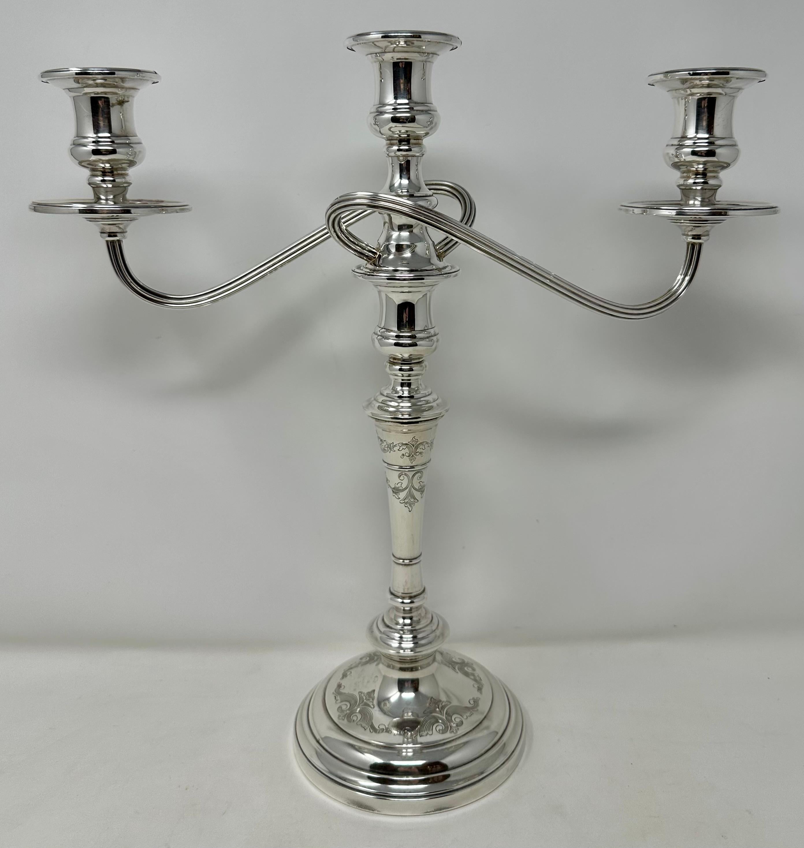 Estate American Sterling Silber gestempelt Convertible Candelabra, CIRCA 1950's.
Kann von einem 3-Tassen-Kandelaber in einen Ein-Tassen-Kerzenleuchter umgewandelt werden.