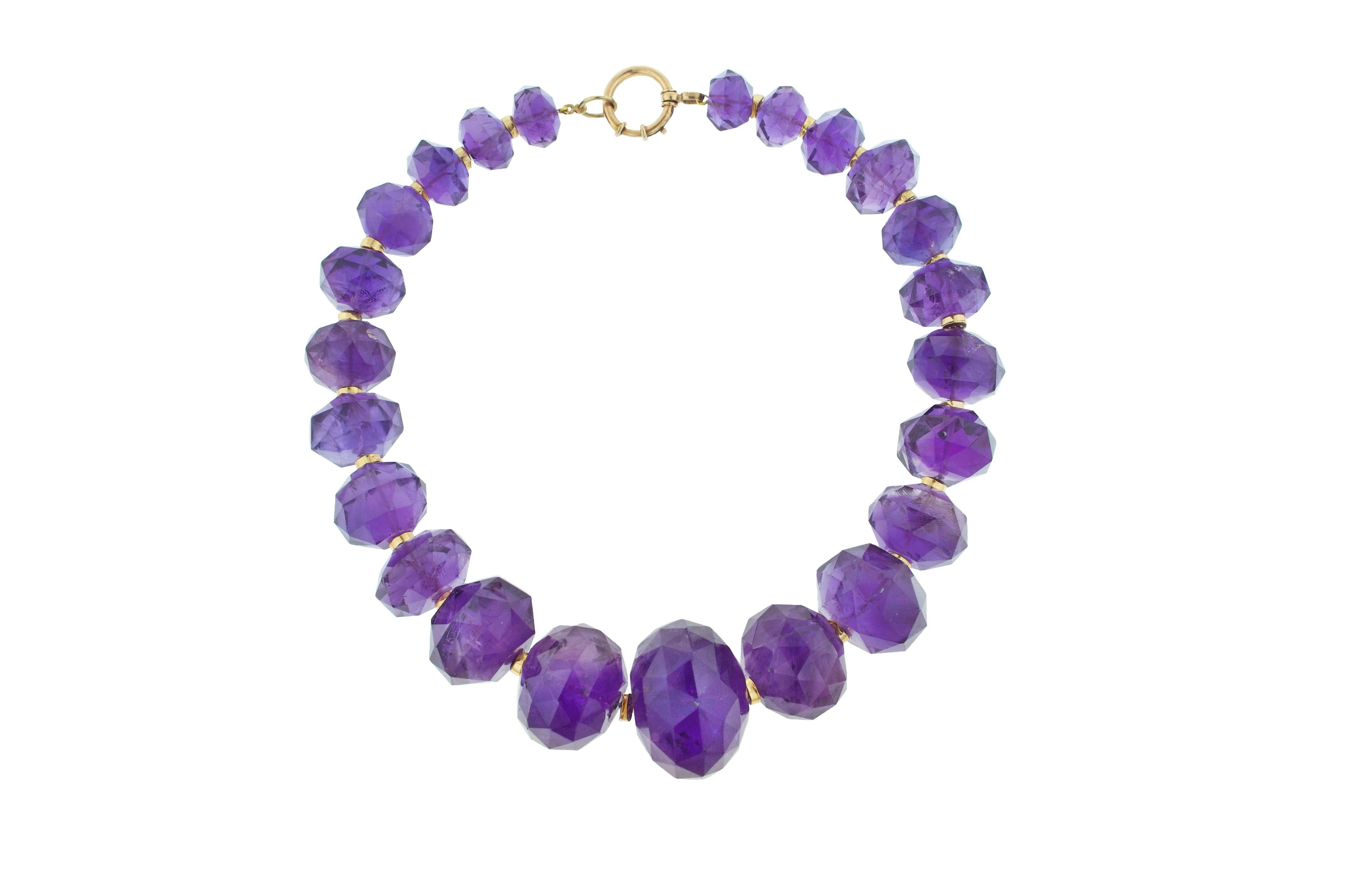 This beautiful estate piece is comprised of 23 faceted amethyst beads

9 karat yellow gold rondelles between each amethyst bead.

Length 19 inches
