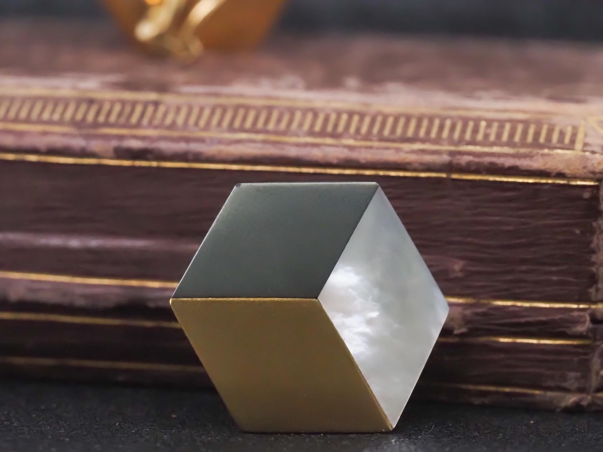 Estate Angela Cummings 18K Gold Mother of Pearl and Hematite Cube Earrings - VHK In Good Condition For Sale In Hicksville, NY