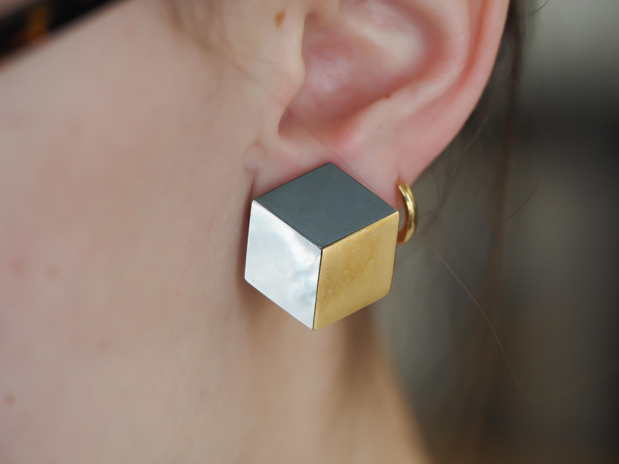 Women's Estate Angela Cummings 18K Gold Mother of Pearl and Hematite Cube Earrings - VHK For Sale
