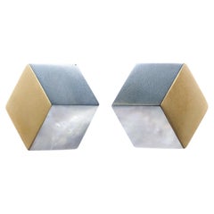 Tenuta Angela Cummings - Orecchini a cubo in oro 18 carati con madreperla ed ematite - VHK