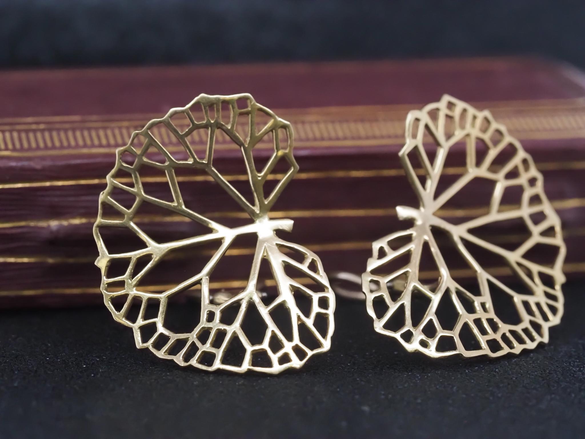 Estate Angela Cummings 18K Yellow Gold Lilly Pad Leaf Clip Earrings 1985 - VHK#985


Item Details:
Year: 1985
Metal Type: 18K Yellow Gold [Hallmarked, and Tested]
Weight: 11.9 grams

Measurements:

1.5 inch x 1 inch
Condition: Excellent