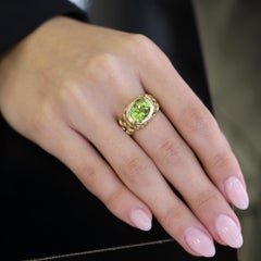 Anello da cocktail in oro 18k con peridoto da 2,50 carati di proprietà di Angela Cummings