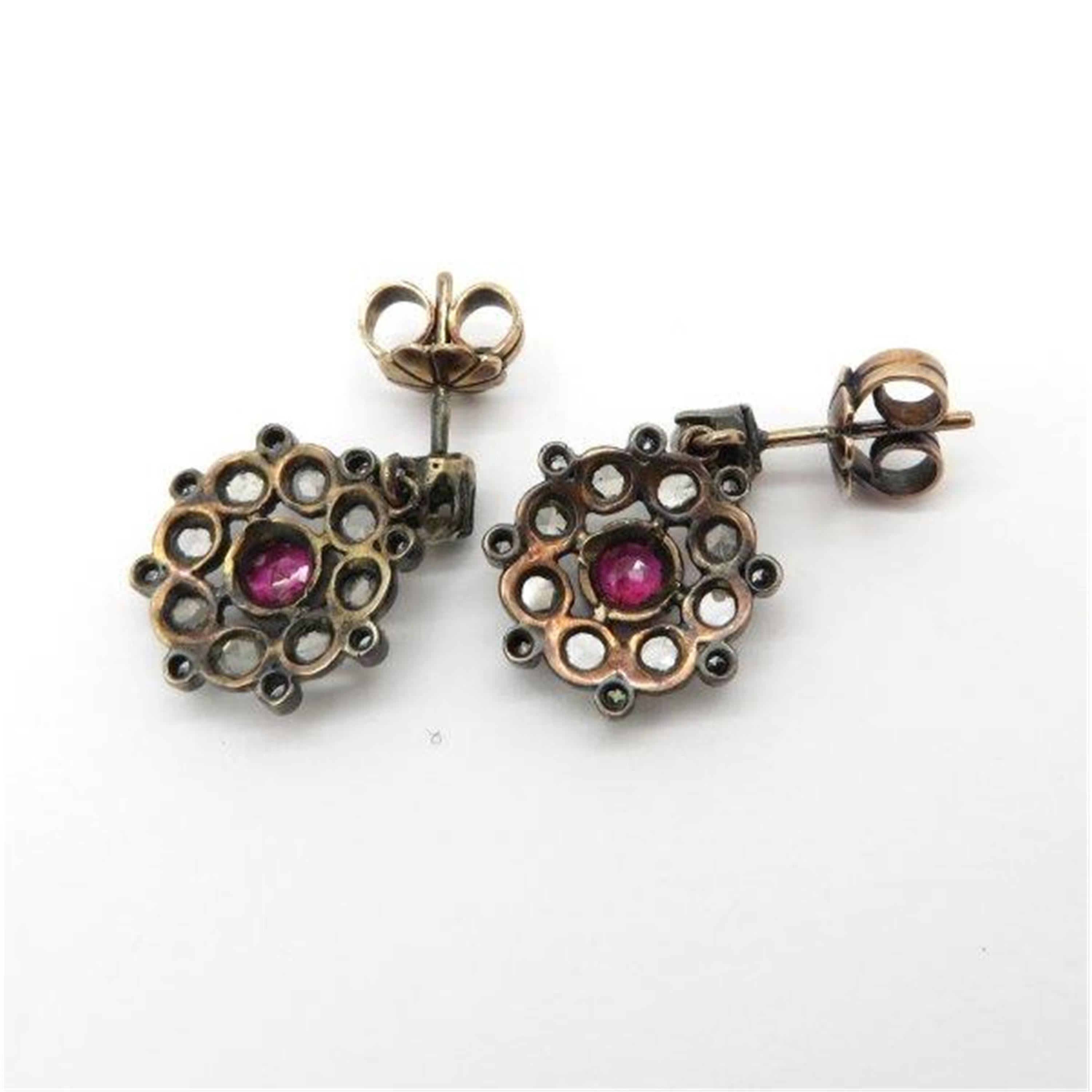 Antike Nachlass-Ohrringe im viktorianischen Stil mit Rubin und Diamant im Rosenschliff im Zustand „Hervorragend“ im Angebot in Scottsdale, AZ