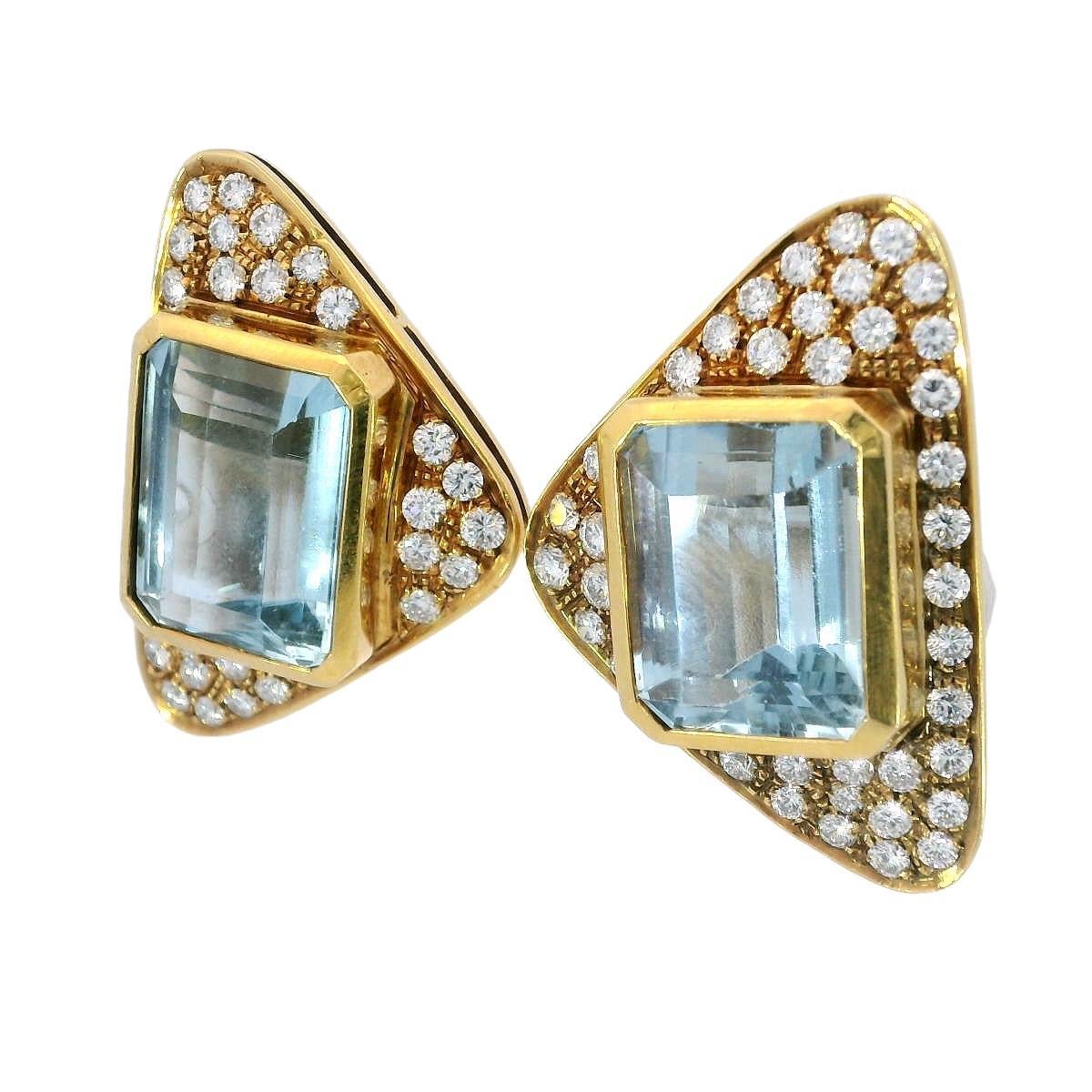 Boucles d'oreilles en or jaune 18K avec aigue-marine et diamant ~21.28CTW

Ces boucles d'oreilles à clip présentent des aigues-marines de taille émeraude d'un poids total de 19,0 carats. Le bleu clair et froid des pierres est encadré par un halo de