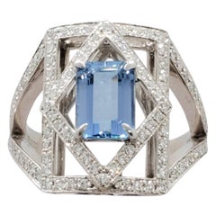 Bague cocktail de succession en platine avec aigue-marine taille émeraude et diamants blancs