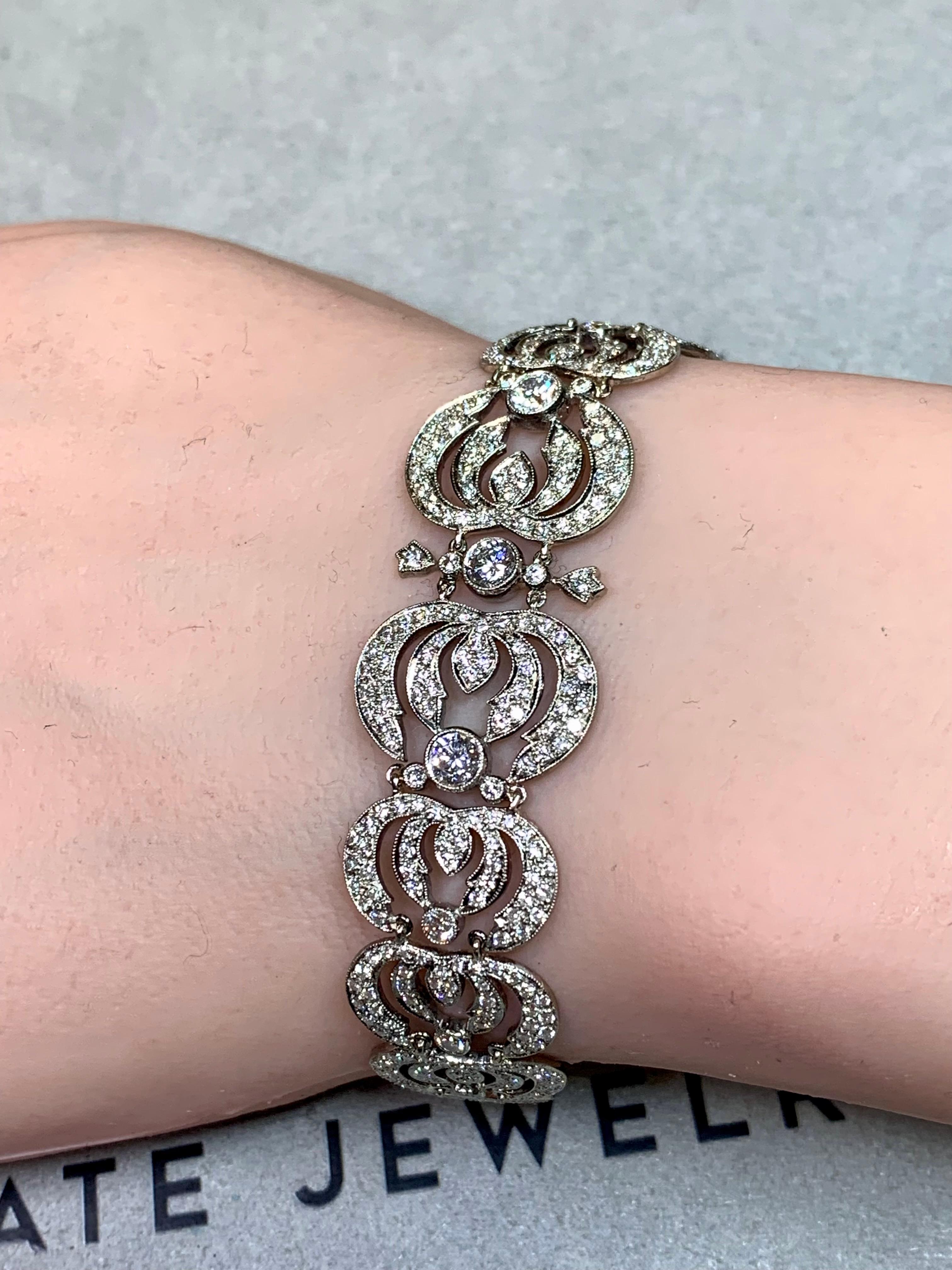 Un bracciale in stile Art Déco splendidamente realizzato in oro bianco 18 carati con circa 6,00 carati di diamanti rotondi a taglio pieno ben assortiti. I diamanti hanno un colore medio G-H e una purezza VS1-SI1 e la loro brillantezza uniforme è
