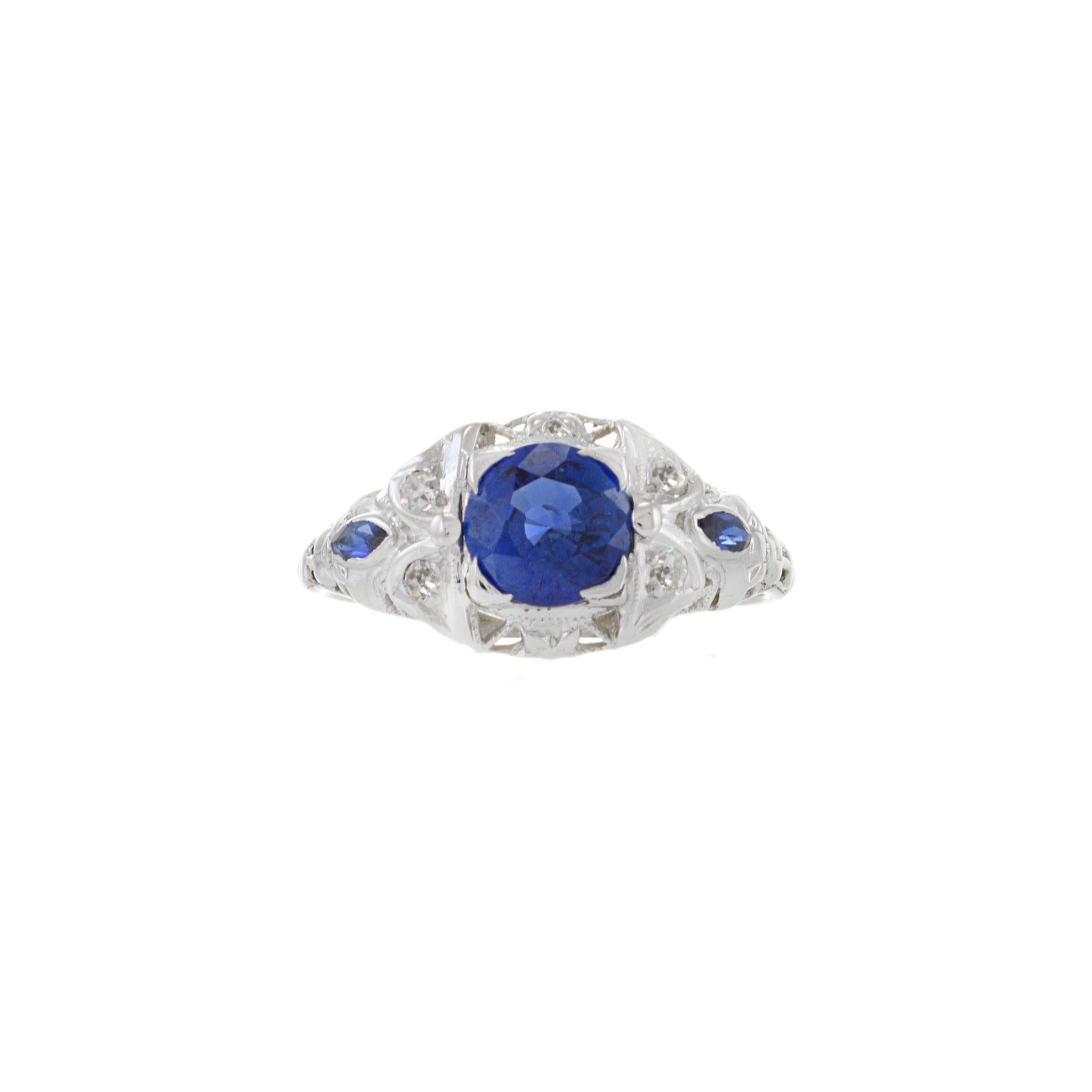 Wir stellen den Estate Art Deco Period 18KT White Gold Sapphire and Diamond Ring vor, ein atemberaubendes und seltenes Vintage-Schmuckstück, das die Essenz der Art Deco-Ära einfängt.

Dieser Ring ist aus hochwertigem 18-karätigem Weißgold gefertigt