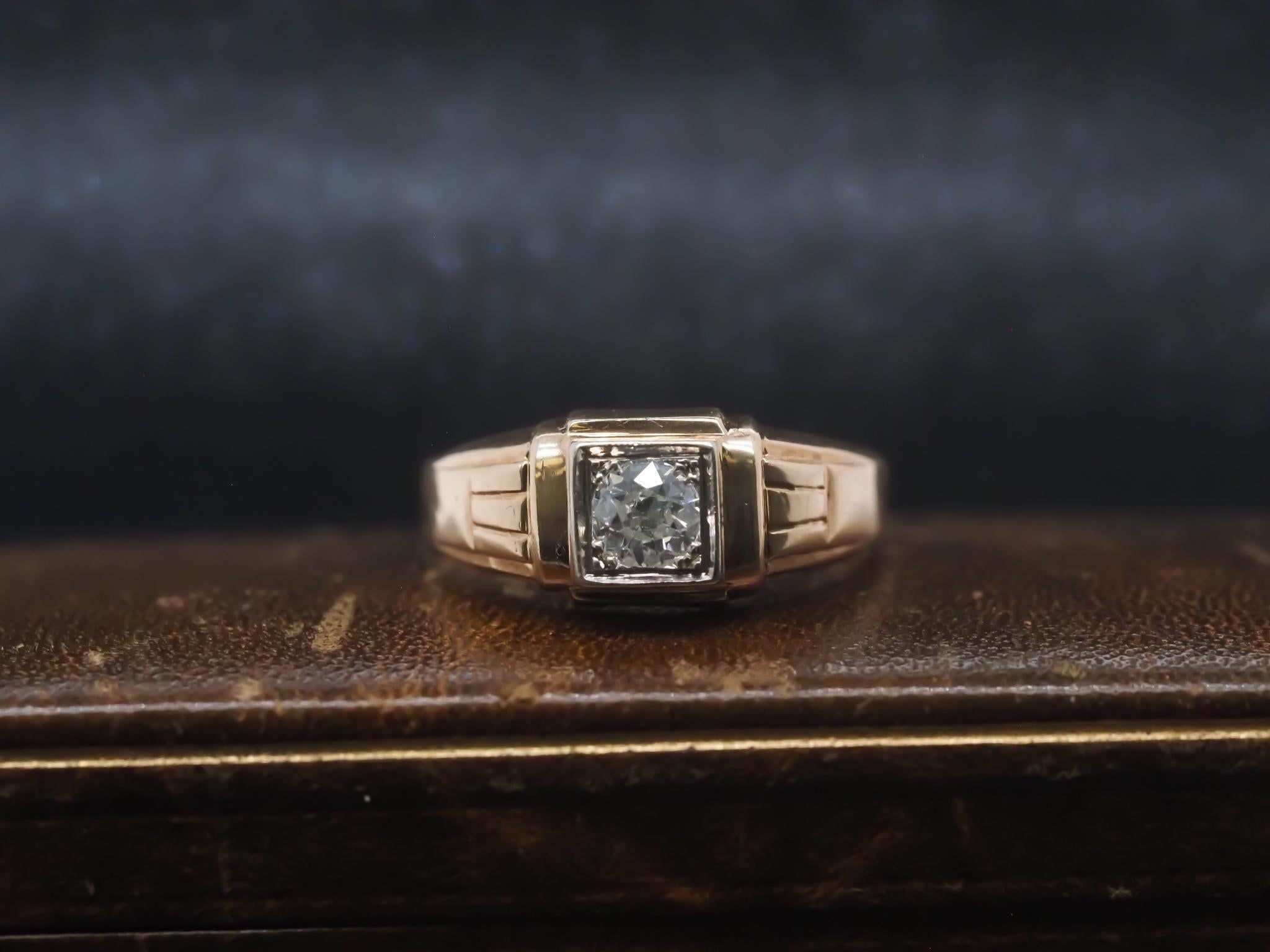 Bague de fiançailles Art déco de style Old European Diamond de 0,50ct - VHK#878a

Détails de l'article :
Année : années 1920
Taille de la bague : 11 (assez grande)
Type de métal : Or jaune 14K [poinçonné et testé].
Poids : 4,5 grammes

Détails du
