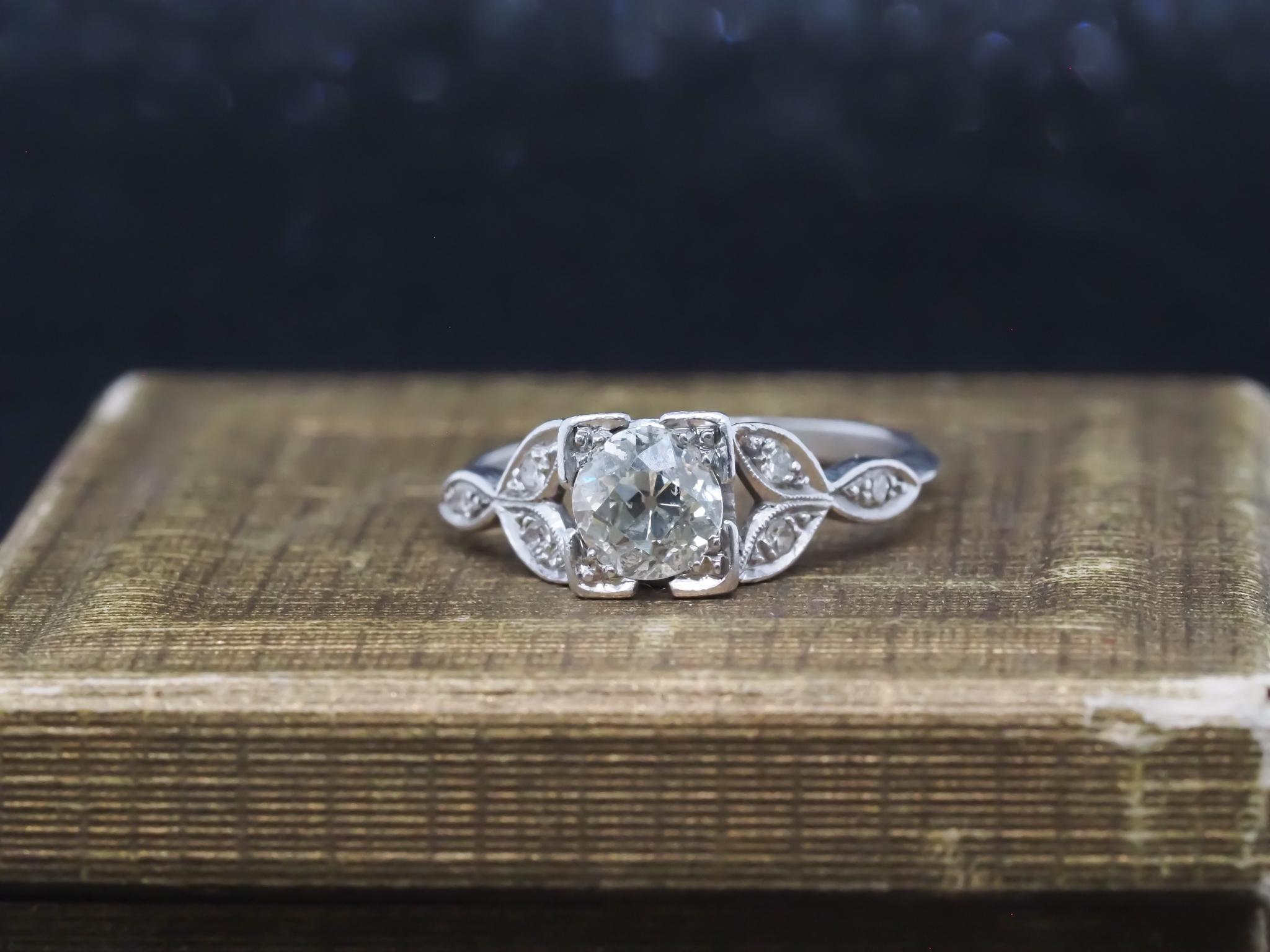 Bague de fiançailles en platine avec diamant européen de 0,65ct - VHK#1003

Détails de l'article :
Année : années 1920
Taille de la bague : 6 (assez grande)
Type de métal : Platine [poinçonné et testé].
Poids : 3,7 grammes

Détails du diamant