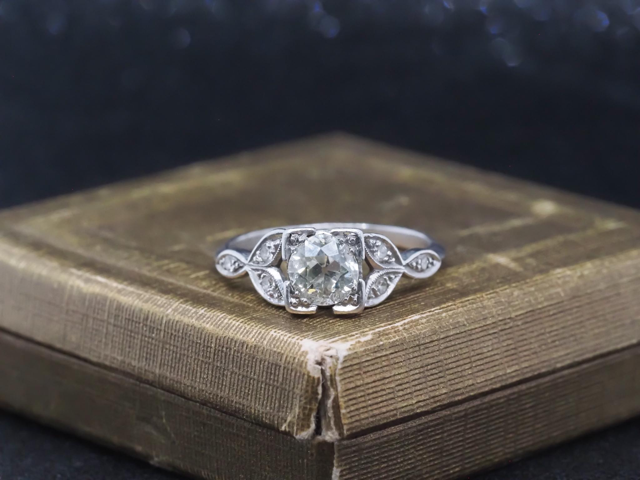 Art déco Bague de fiançailles en platine avec diamant européen de 0,65ct - VHK#1003 en vente
