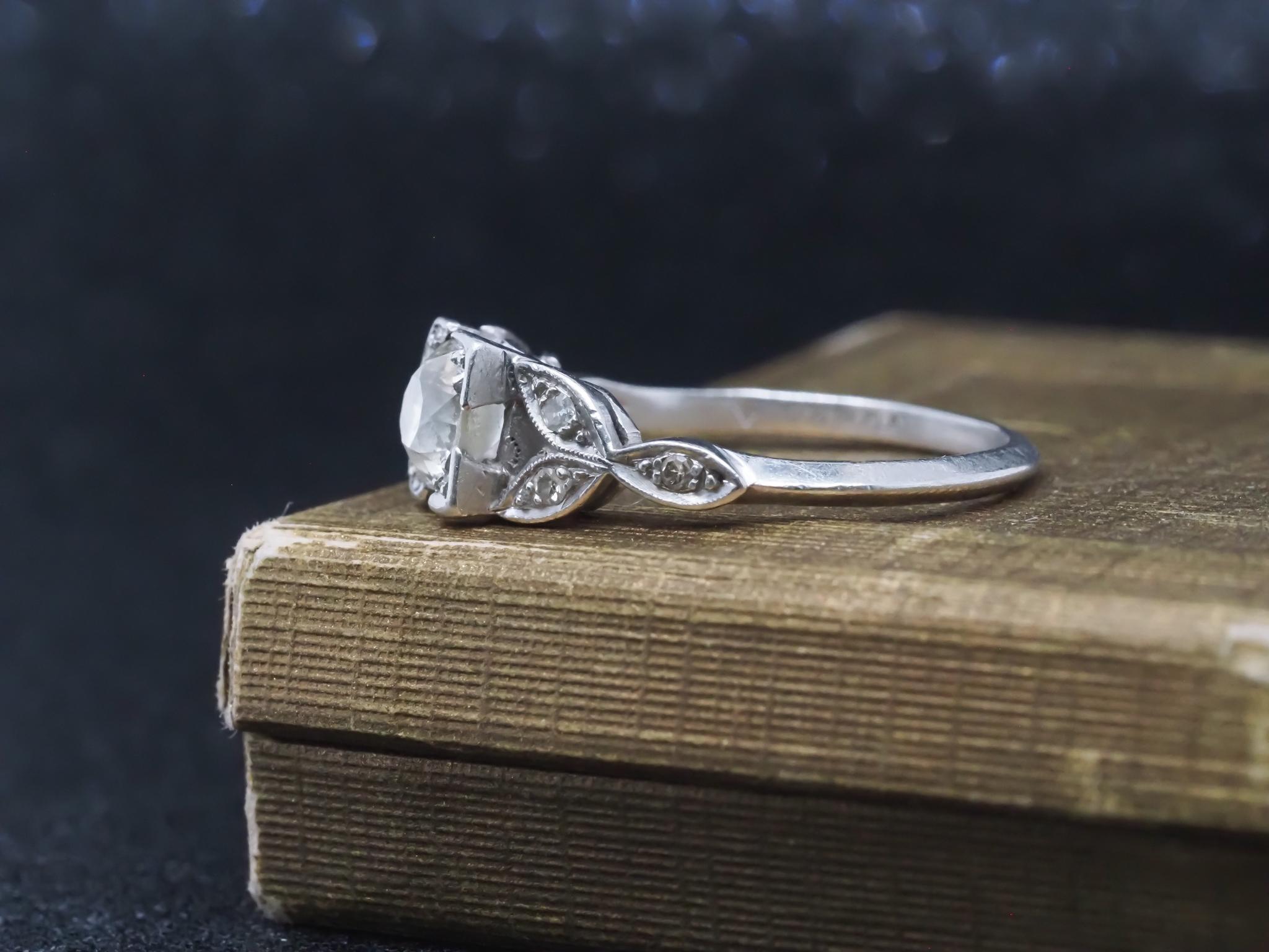 Bague de fiançailles en platine avec diamant européen de 0,65ct - VHK#1003 en vente 3