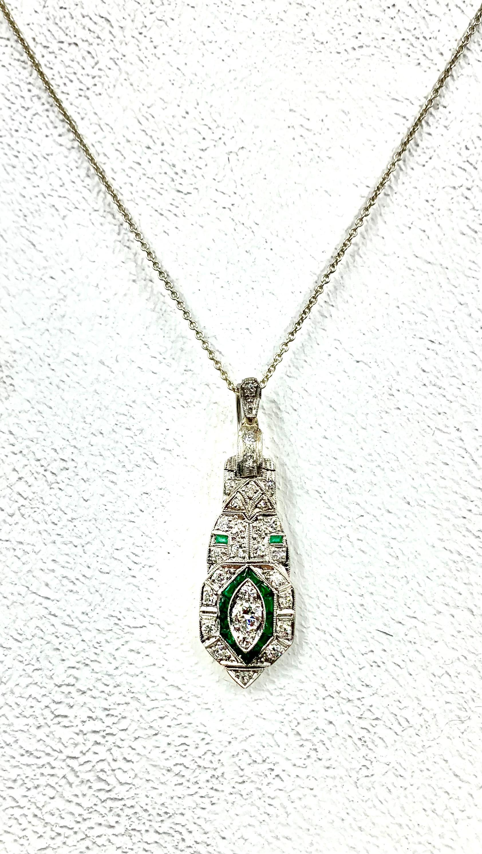 Pendentif Art déco en platine articulé en forme d'œil d'émeraude avec diamants Unisexe en vente